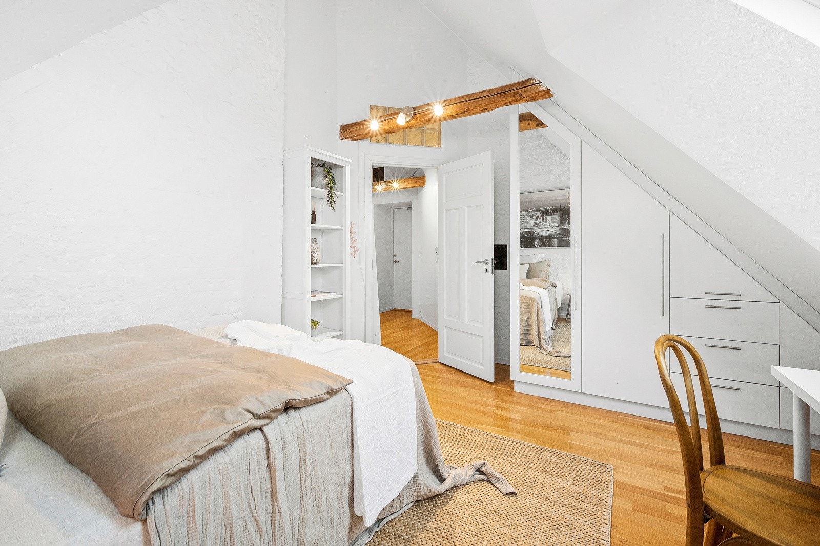 Plassbygget garderobe følger med salget. Galleribilde