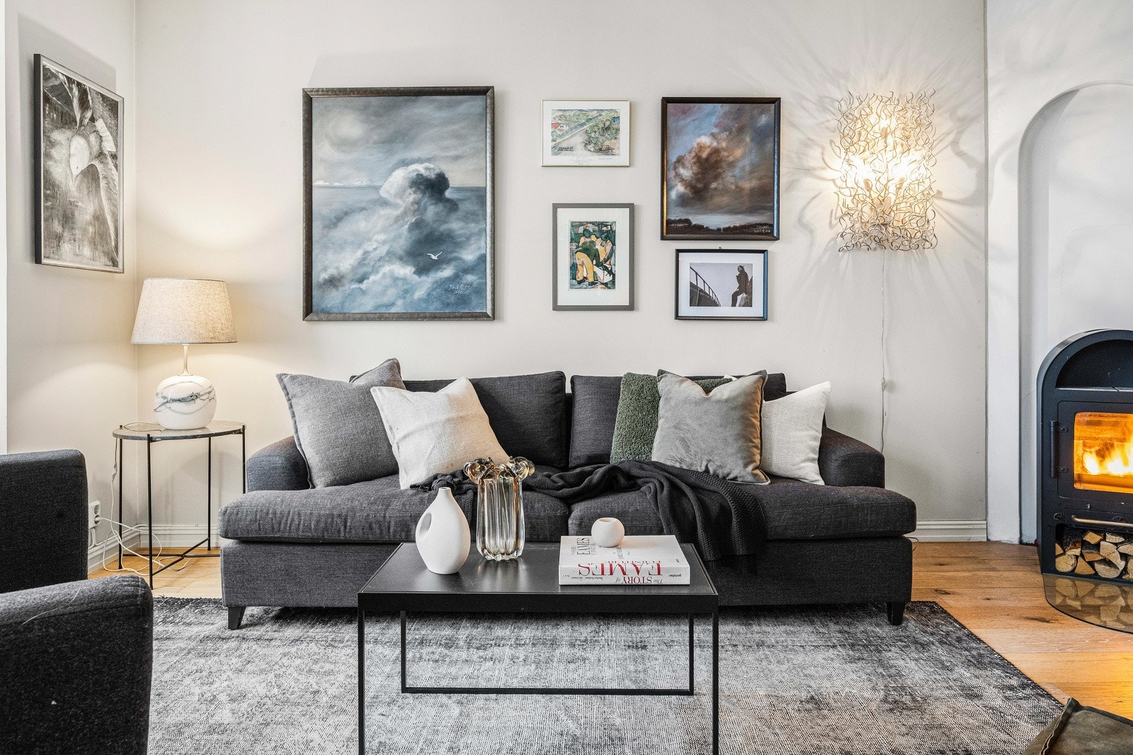 En lys, romslig og meget tiltalende stue. De sjenerøse vindusflatene slipper inn godt med dagslys. Overflatene er malt i et nøytralt fargevalg. Det er god takhøyde i rommet, noe som bidrar til en herlig og luftig atmosfære. Galleribilde
