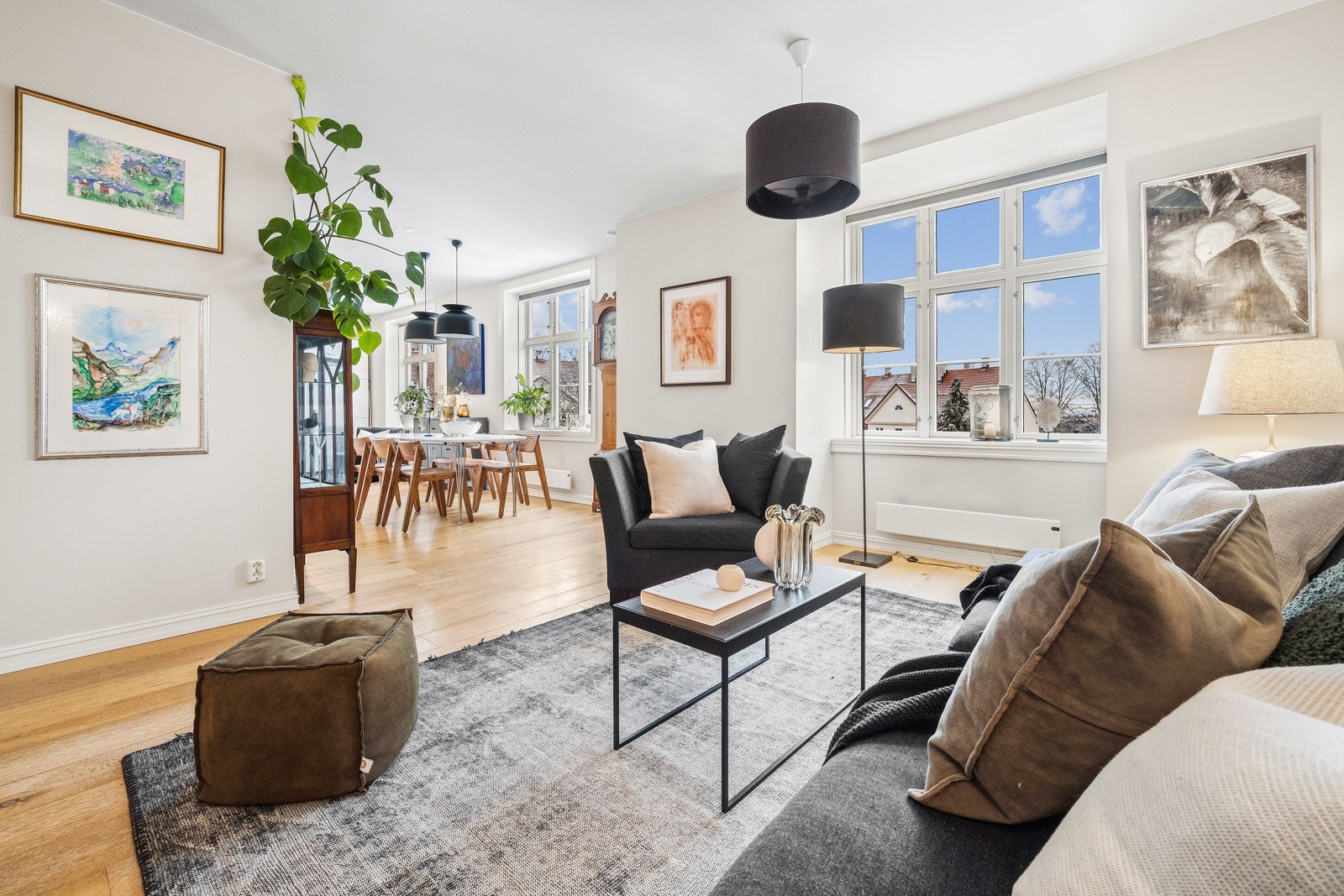 Det er god plass til sofa med tilhørende møblement i stuen. Galleribilde