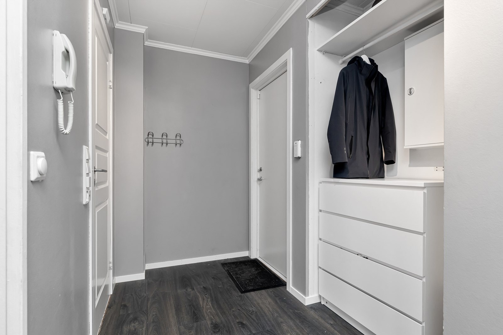 Romslig gang med god plass for oppheng/oppbevaring Galleribilde