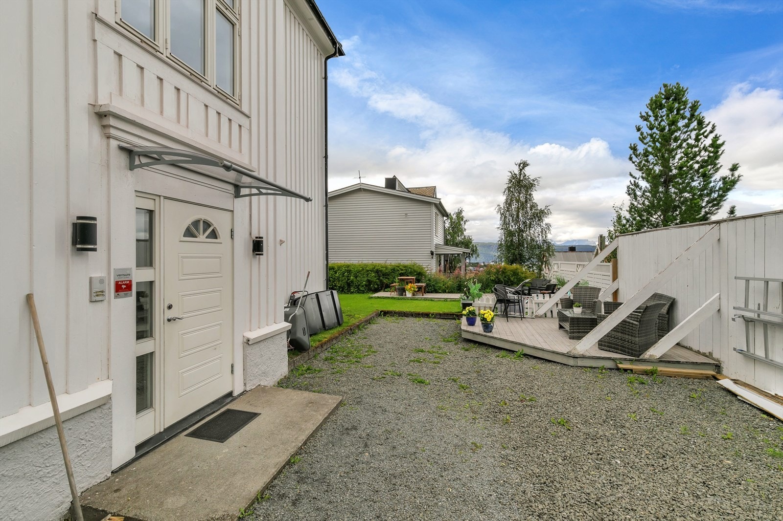 Felles markterrasse og hage på eiendommen Galleribilde
