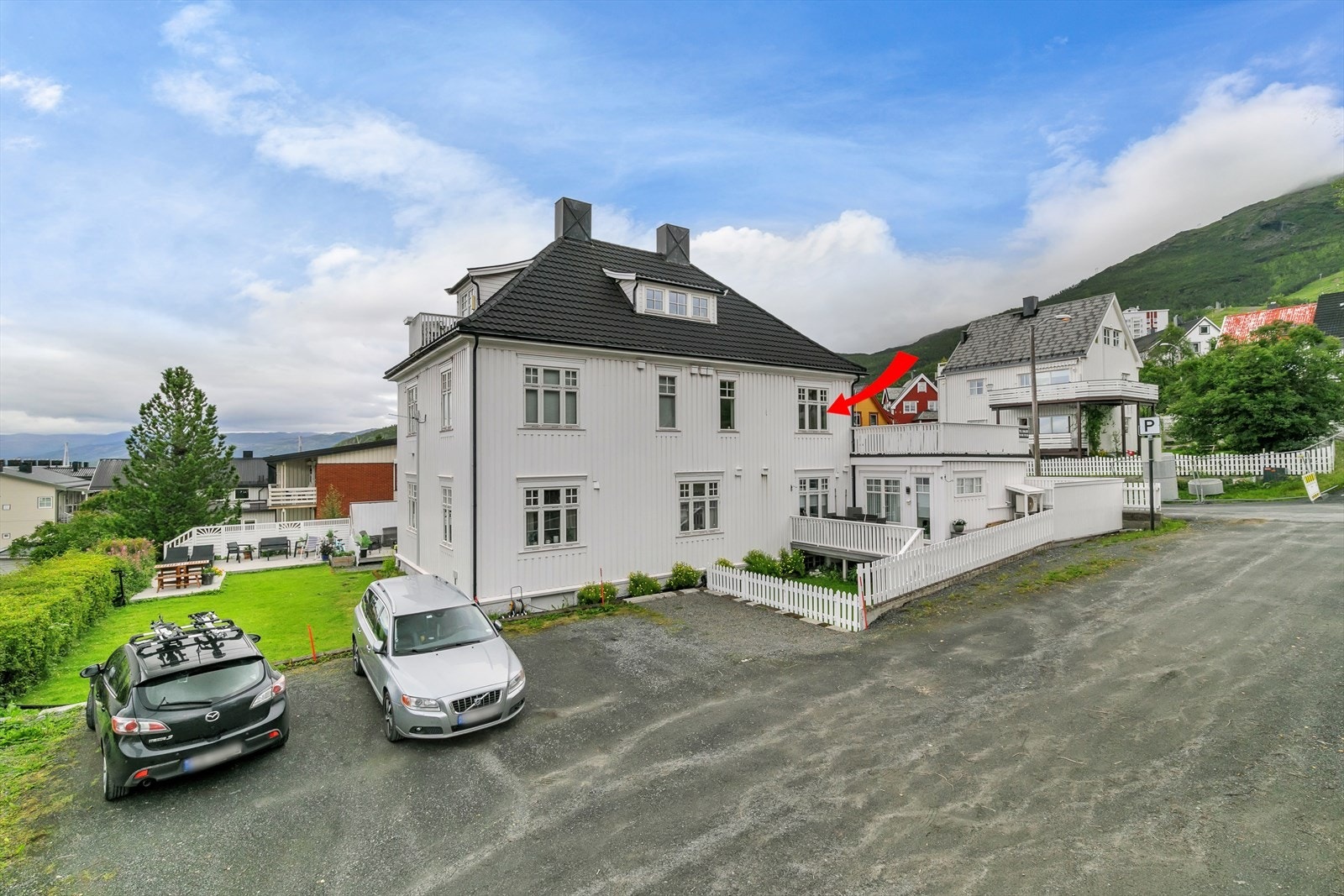Leiligheten ligger i 2. etasje i dette herskapelige bygget - Parkering foran huset Galleribilde