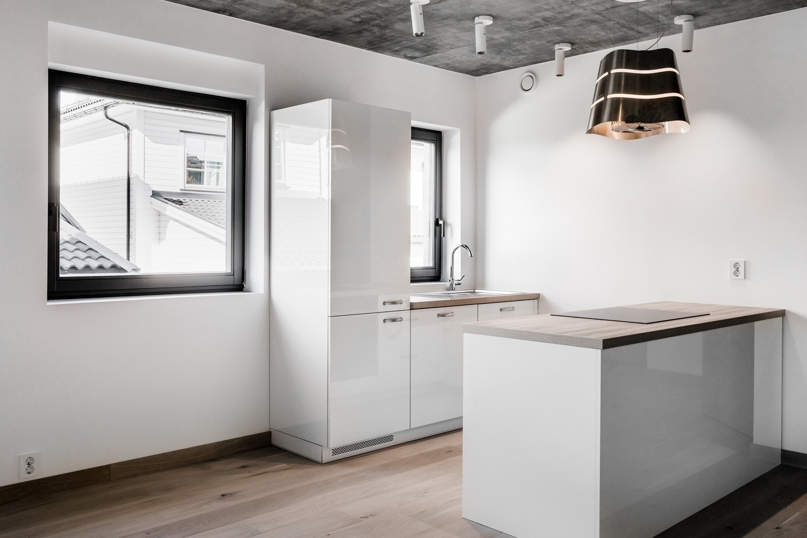 Kjøkkenet i underetasjen har et moderne og arealeffektivt design med god skap- og benkeplass. Galleribilde