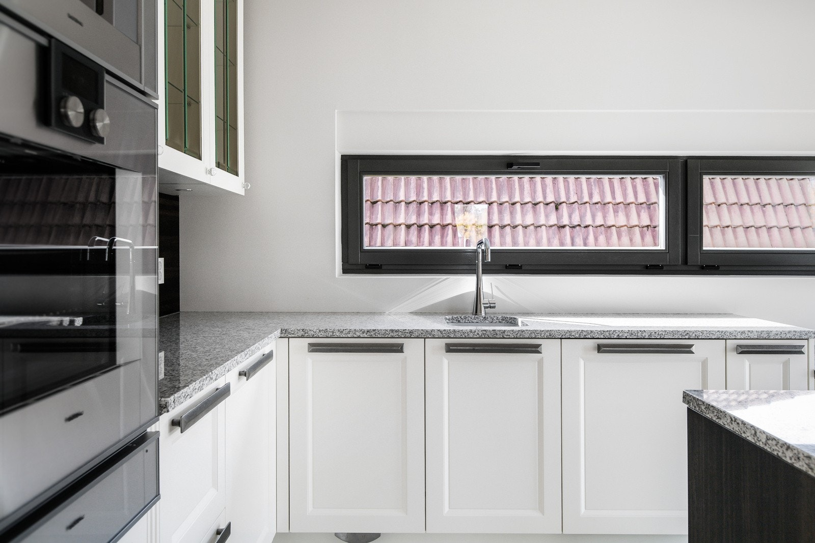 Kjøkkenet er kvalitetsmessig utstyrt med integrerte hvitevarer fra Gaggenau og Simens. Galleribilde