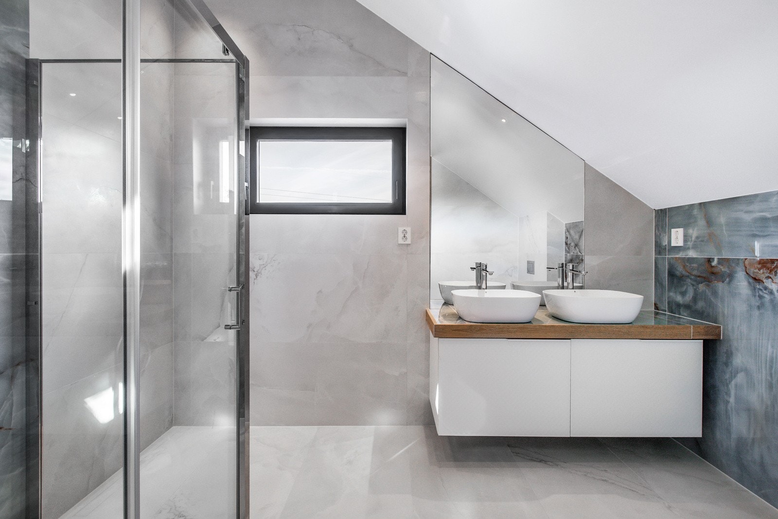 Det er to bad i boligens 2. etasje, og på det ene badet er det badekar i tillegg til dusjhjørne. Galleribilde