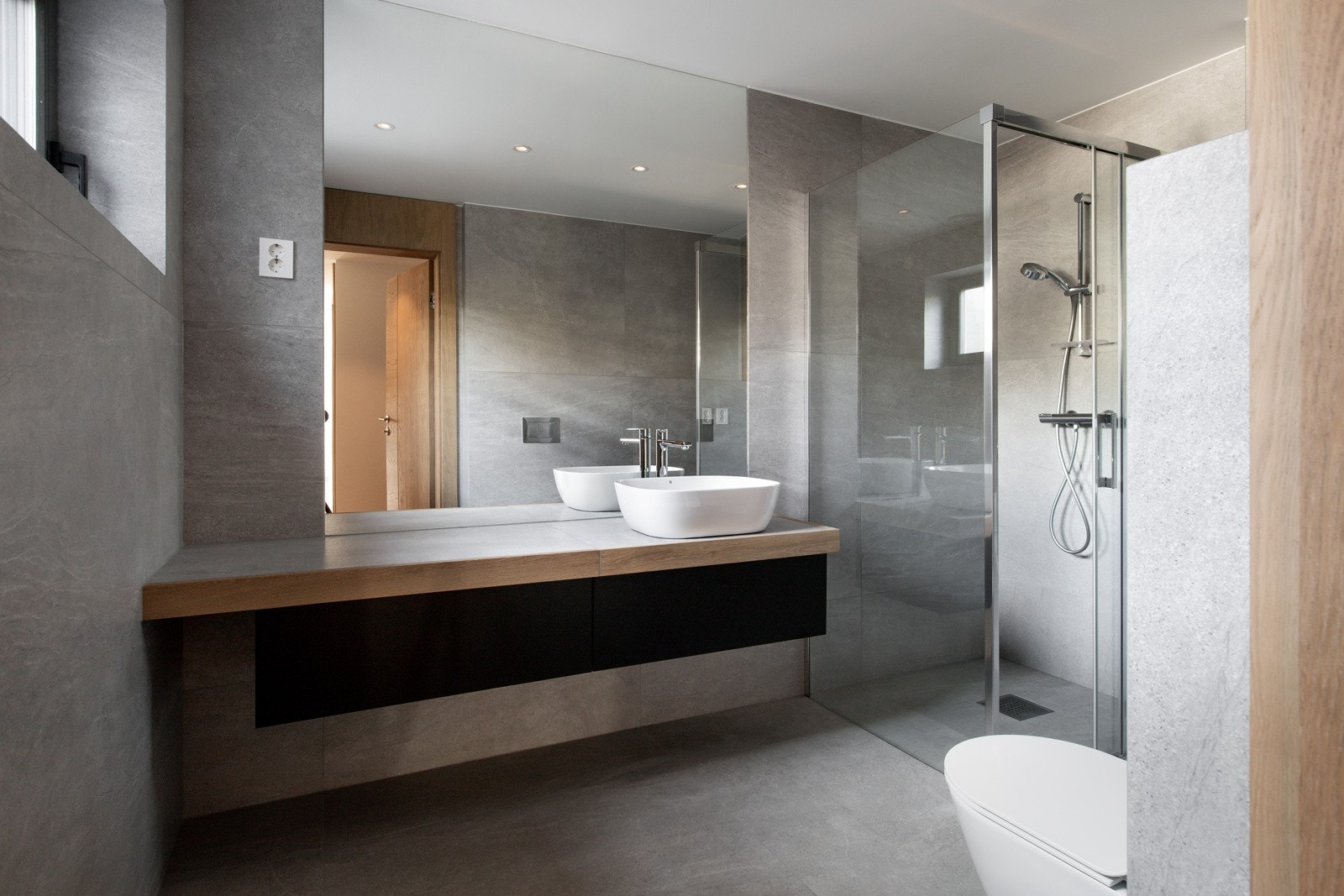 Badet i underetasjen innbyr til velvære og egentid med lekre farge- og materialvalg. Galleribilde