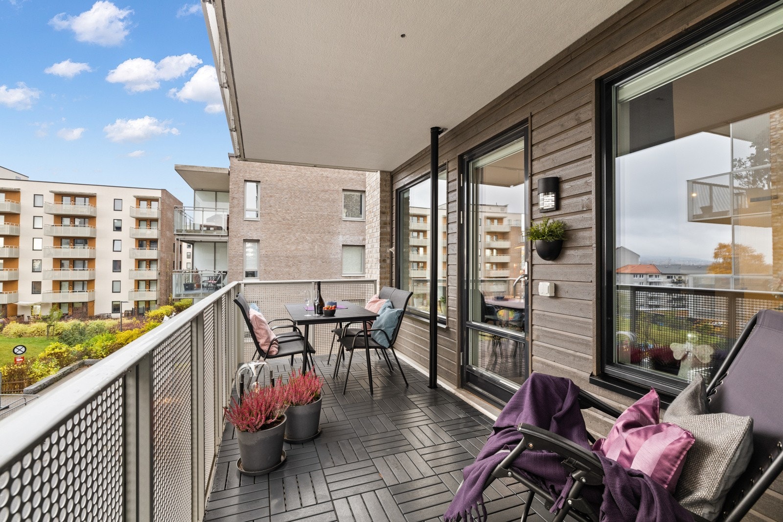 Balkongen er på ca. 12 m² og byr på god plass til utemøblement og el-/gassgrill. Galleribilde