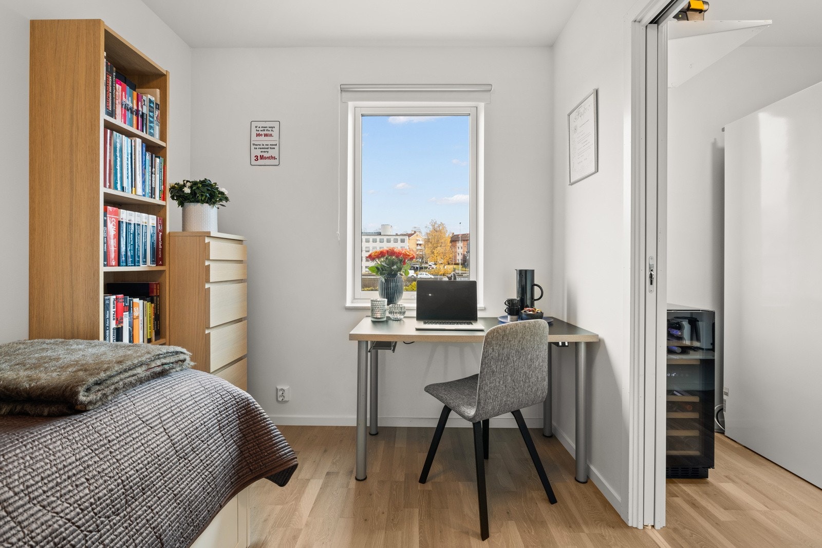 Den ene rommet ligger i tilknytning til en walk-in-garderobe/innvendig bod, og det andre rommet har skyvedørsgarderobe. Galleribilde