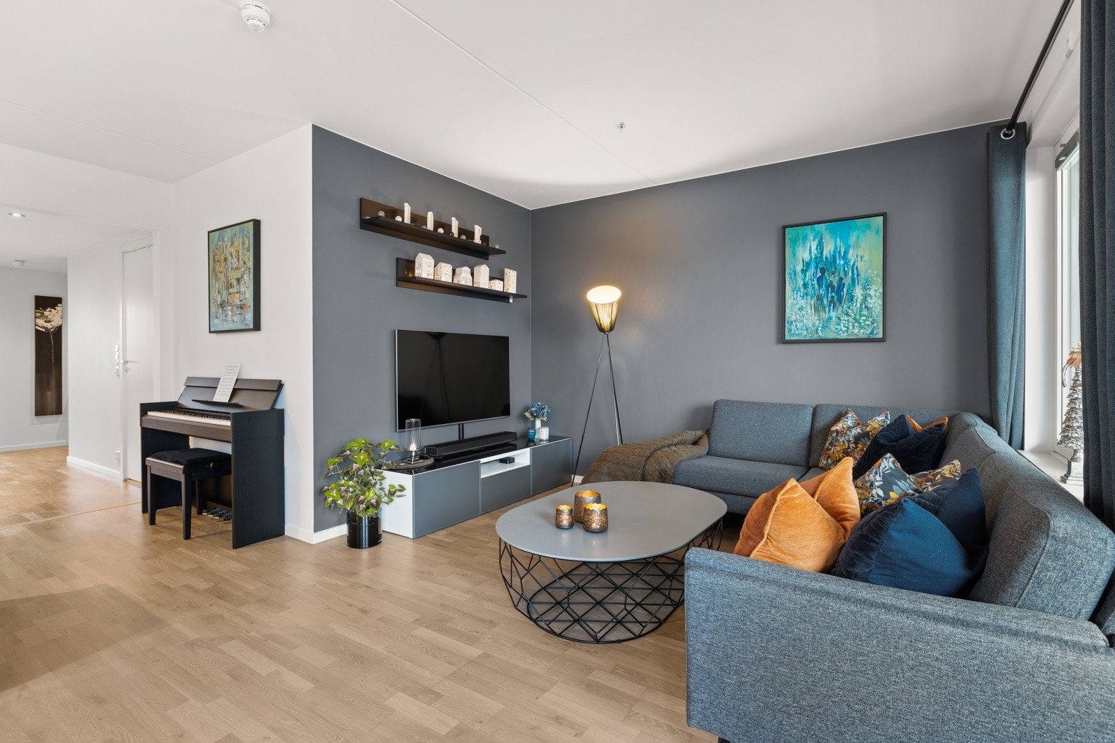 Her kan du enkelt innrede med de møblene du ønsker. Det er for eksempel plass til sofa, bord, mediebenk og spisegruppe. Galleribilde