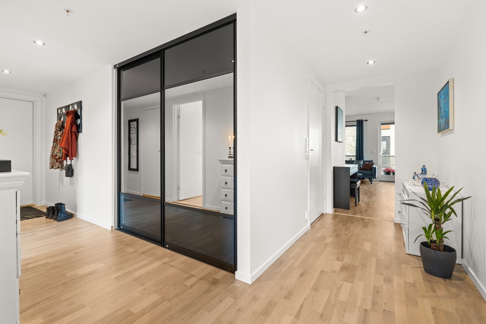 Her finner du en stor skyvedørsgarderobe, hvor du kan oppbevare yttertøy og sko. Galleribilde