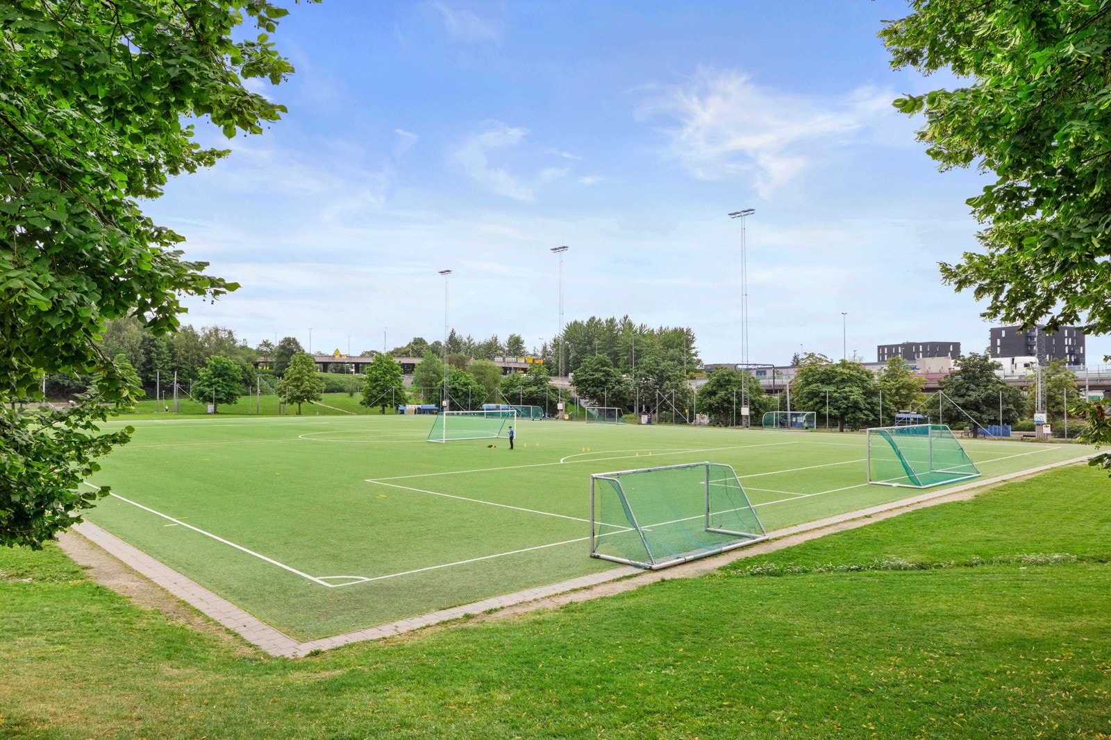 Og flere fotballbaner. Galleribilde