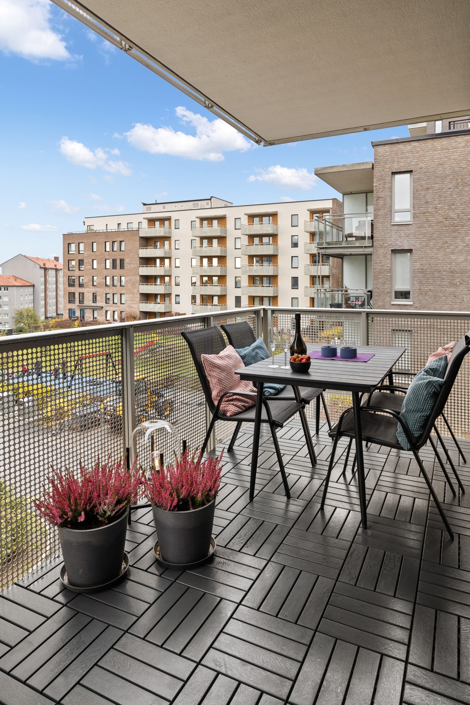 Fra stuen har du utgang til boligens sydvestvendte balkong. Galleribilde