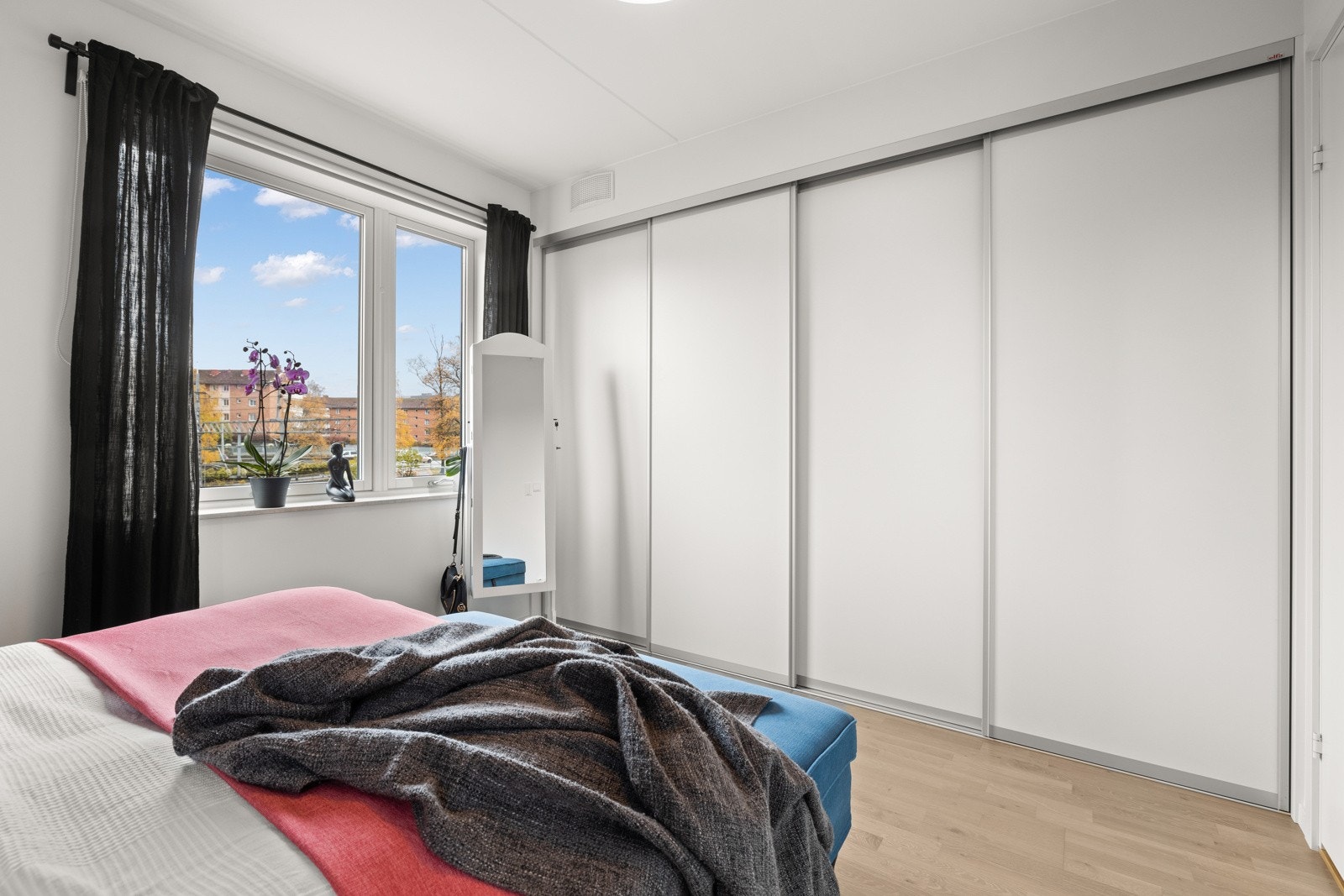 Rommet har garderobeskap, som dekker hele den ene veggen. Galleribilde