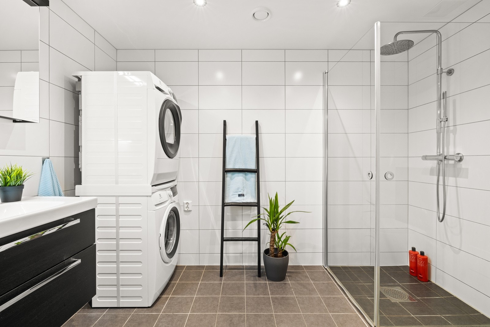 Badet er pent flislagt med varmekabler i gulvet. Galleribilde