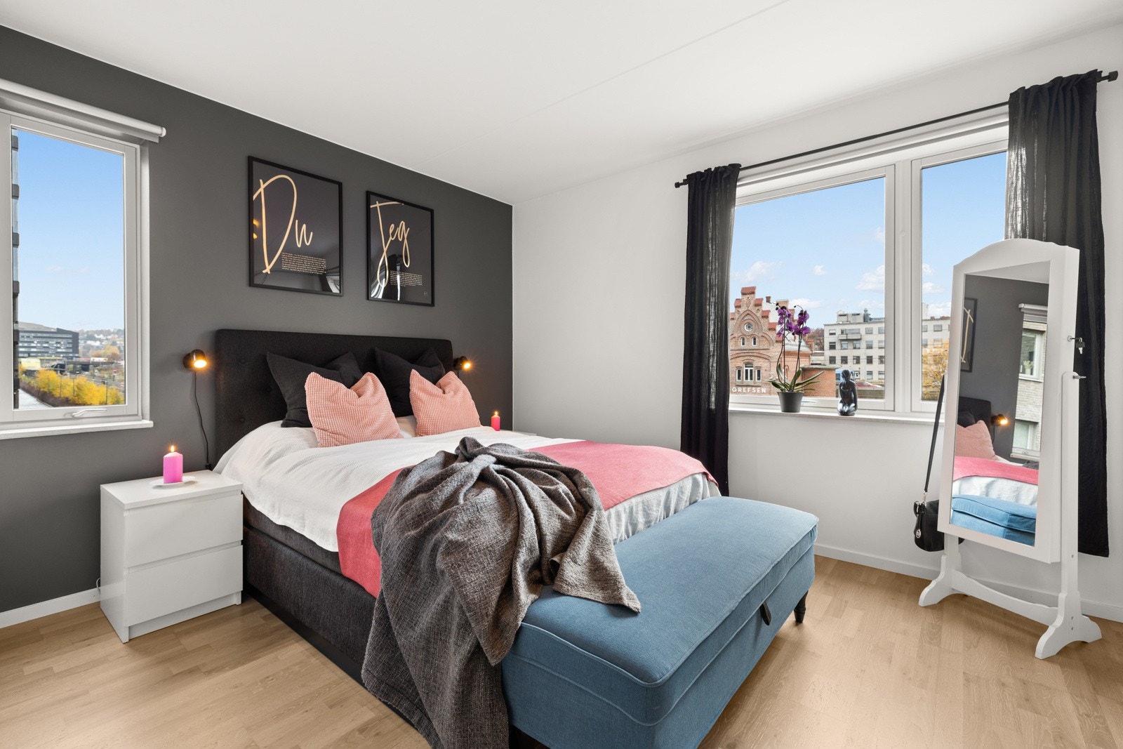 Hovedsoverommet er stort og har god plass til dobbeltseng med nattbord på hver side. Galleribilde