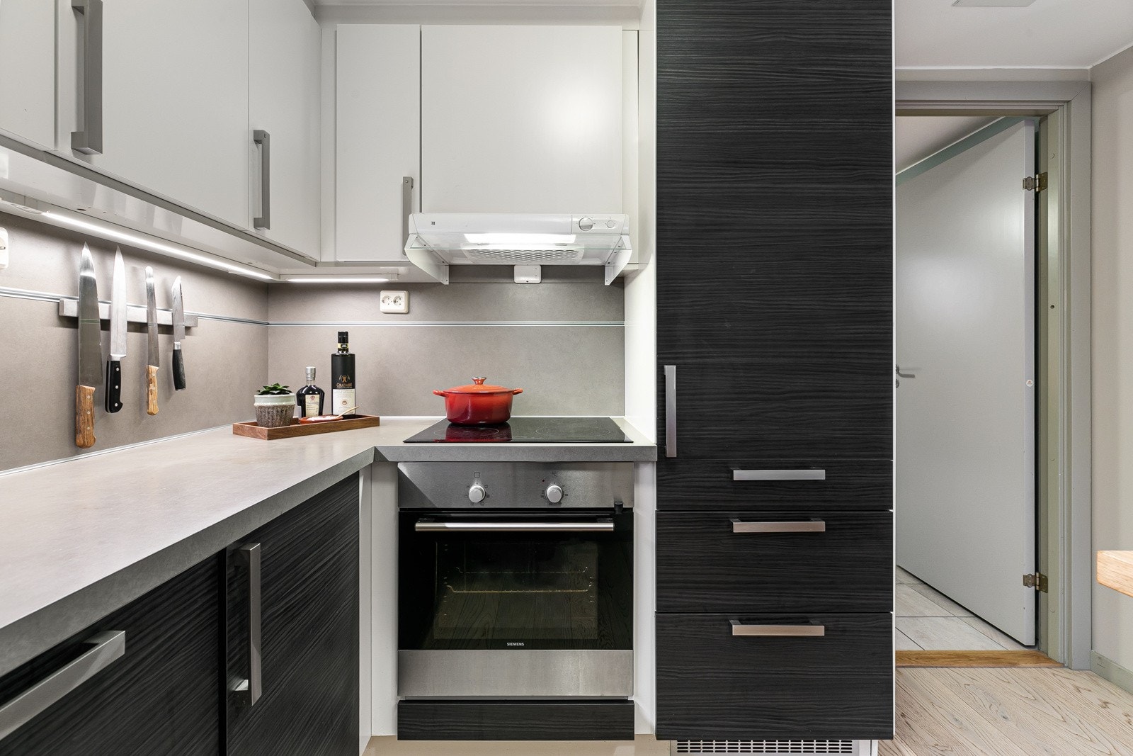 Flott kjøkkeninnredning levert av kvalitetsleverandøren HTH. Galleribilde