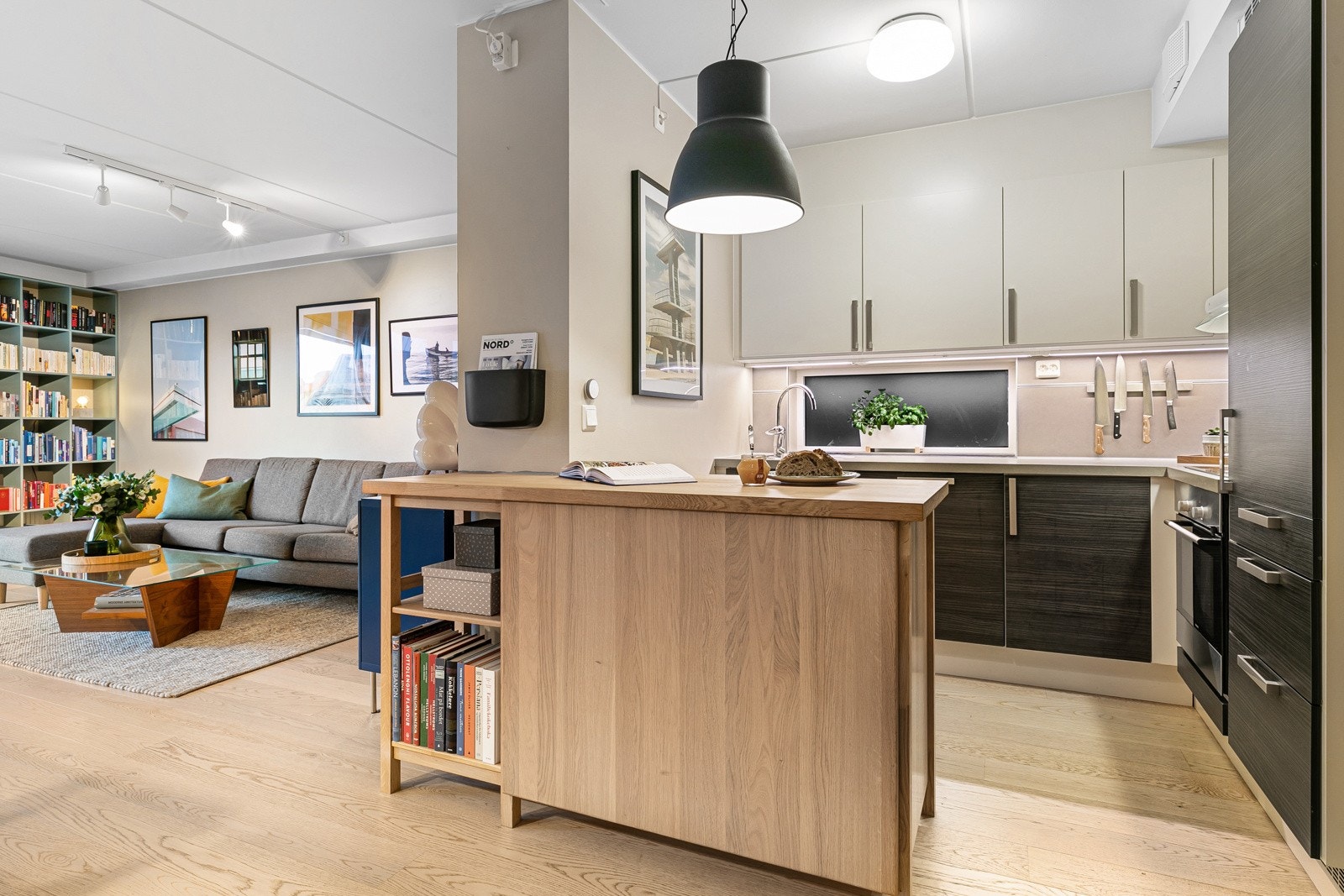 Praktisk og plassbygget kjøkkenøy som avgrenser kjøkken og spisestue på en god måte. Galleribilde