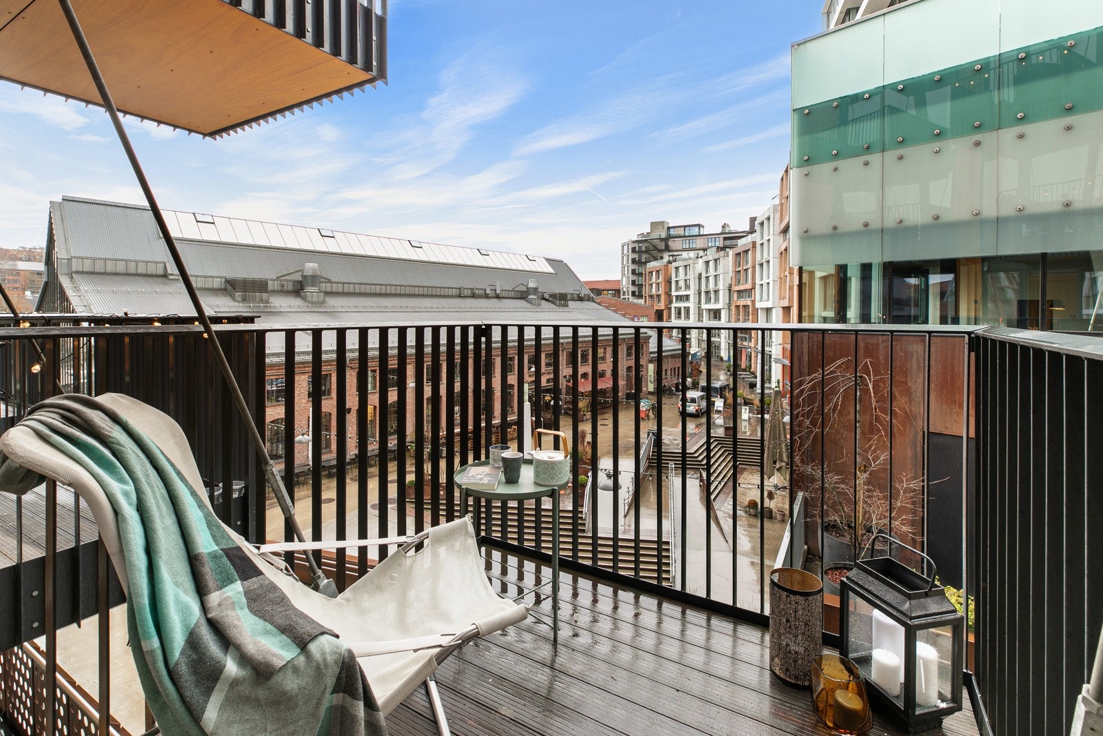 Gjennomgående 3-roms selveier fra 2012 med sørvendt balkong og privat terrasse. Galleribilde