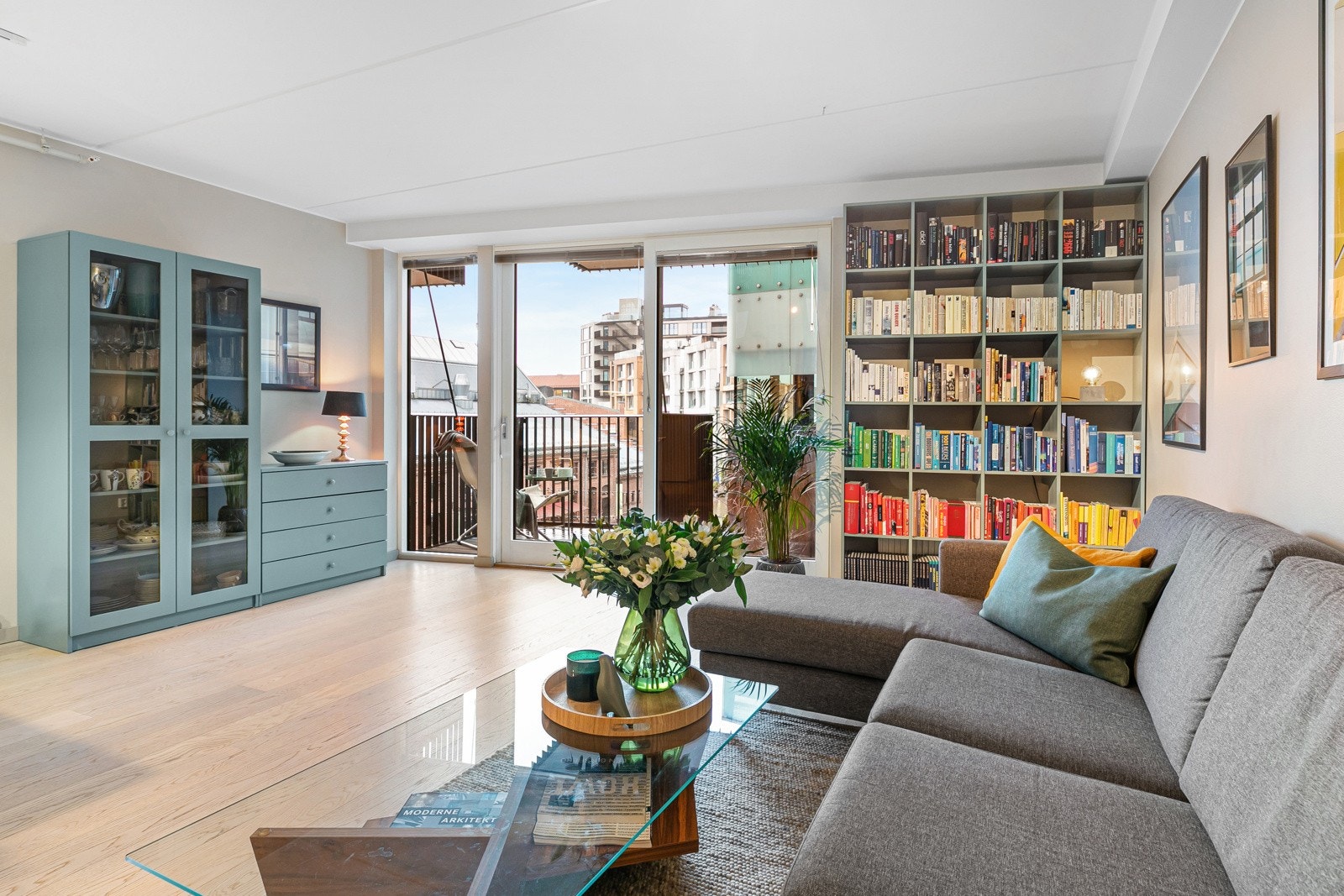 Fra stuen er det gulv-til-tak vinduer ut til den sydvendte balkongen. Galleribilde