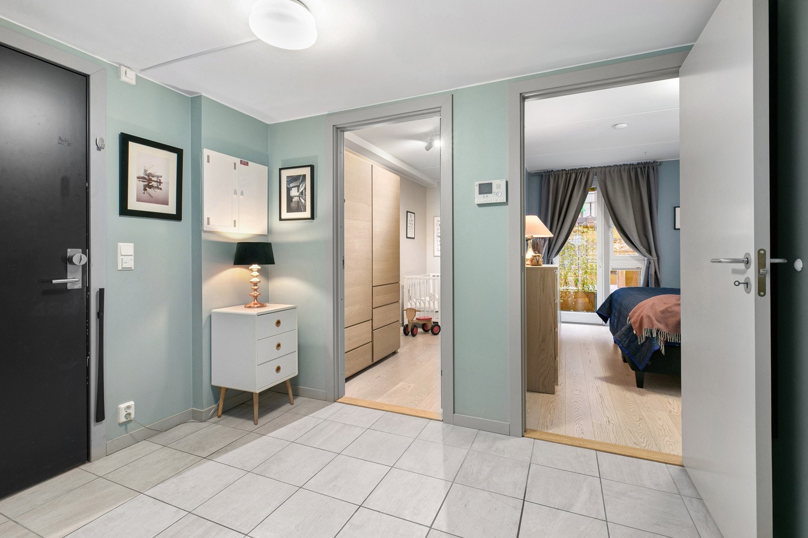 Tiltalende fliser på gulv med behagelig vannbåren gulvvarme. Galleribilde