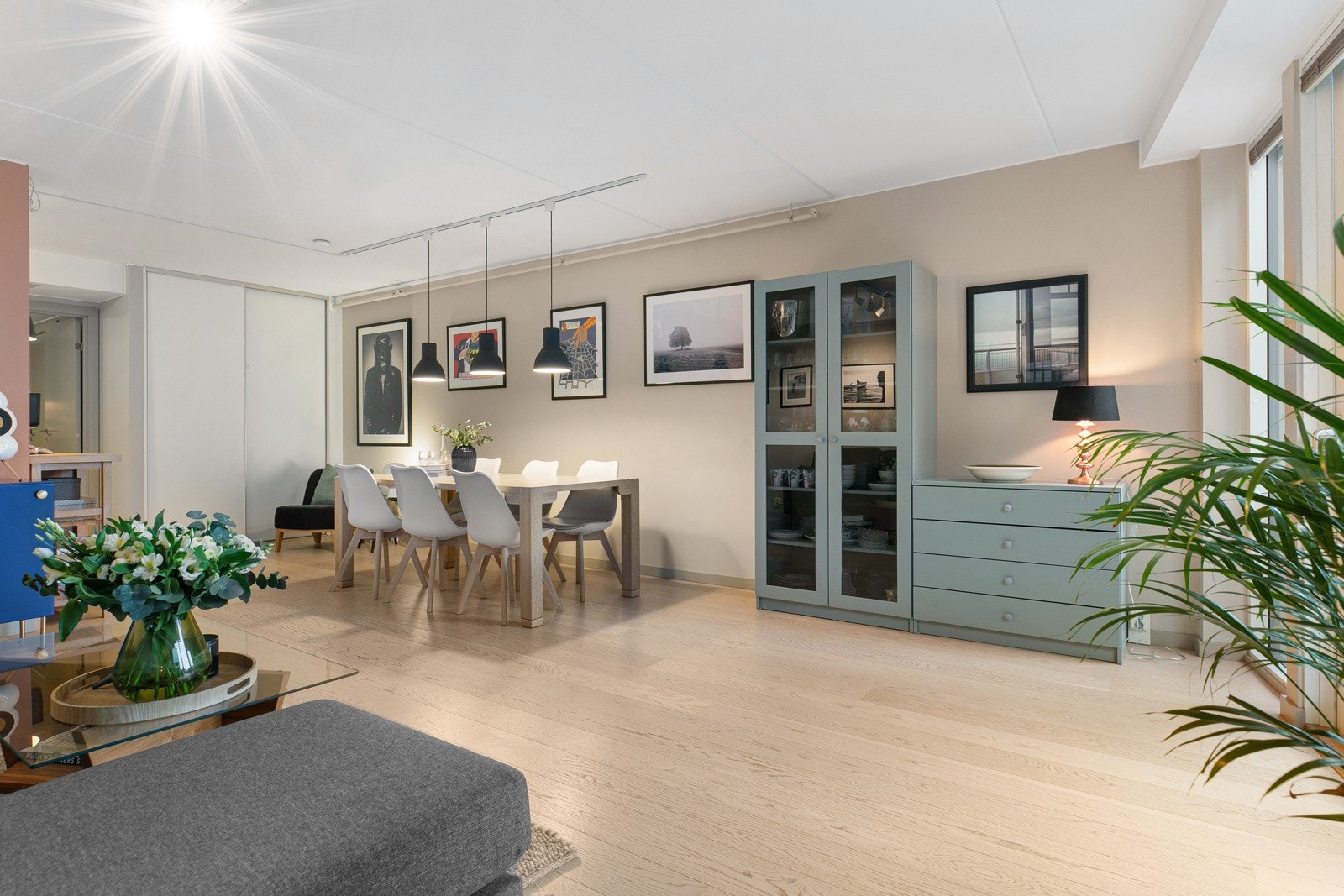 God plass til stort spisebord i tilknytting til stue/kjøkken for de store sosiale sammenkomstene. Galleribilde