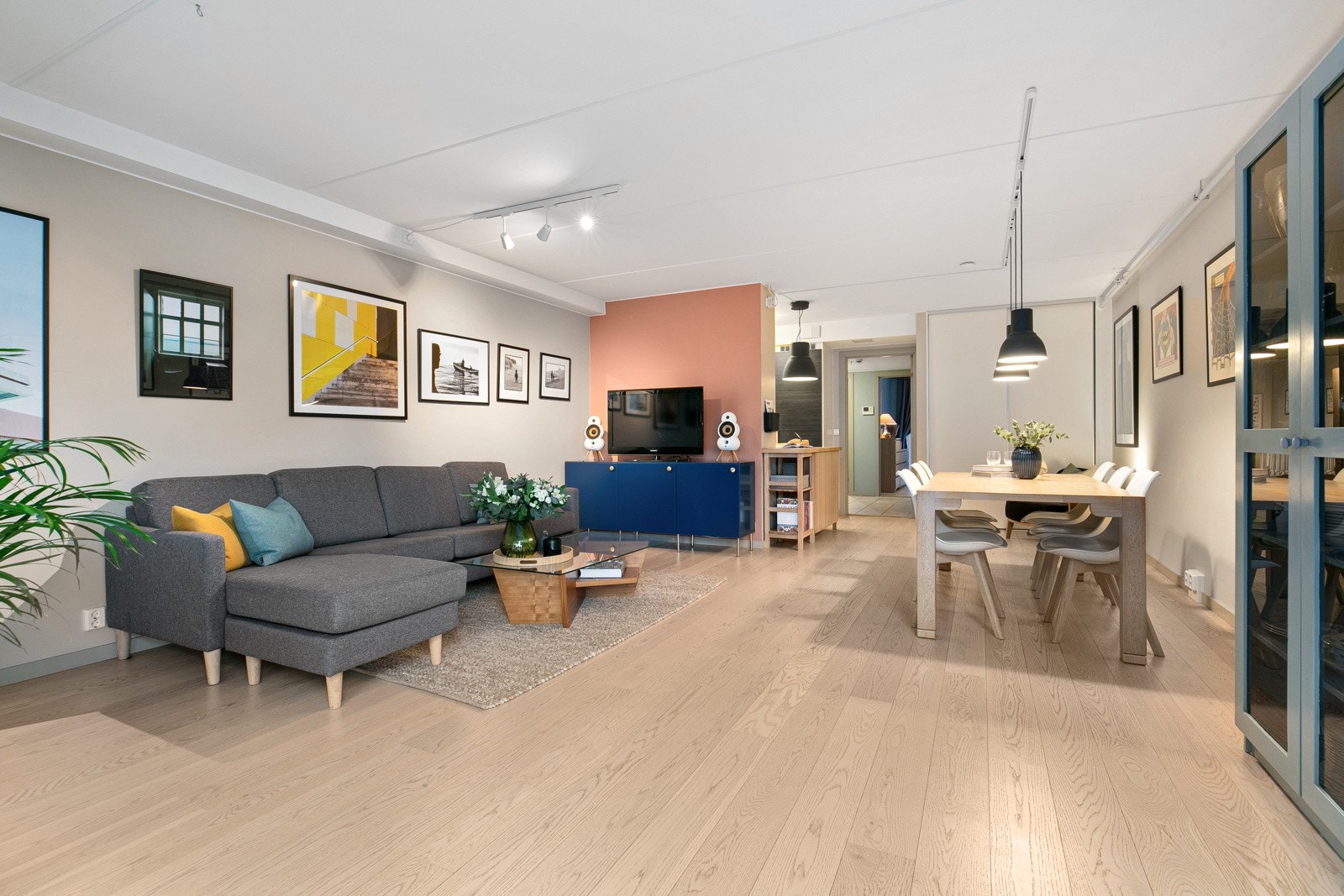 Rommet er malt i tidsriktige farger og har 1-stavs eikeparkett på gulv. Galleribilde