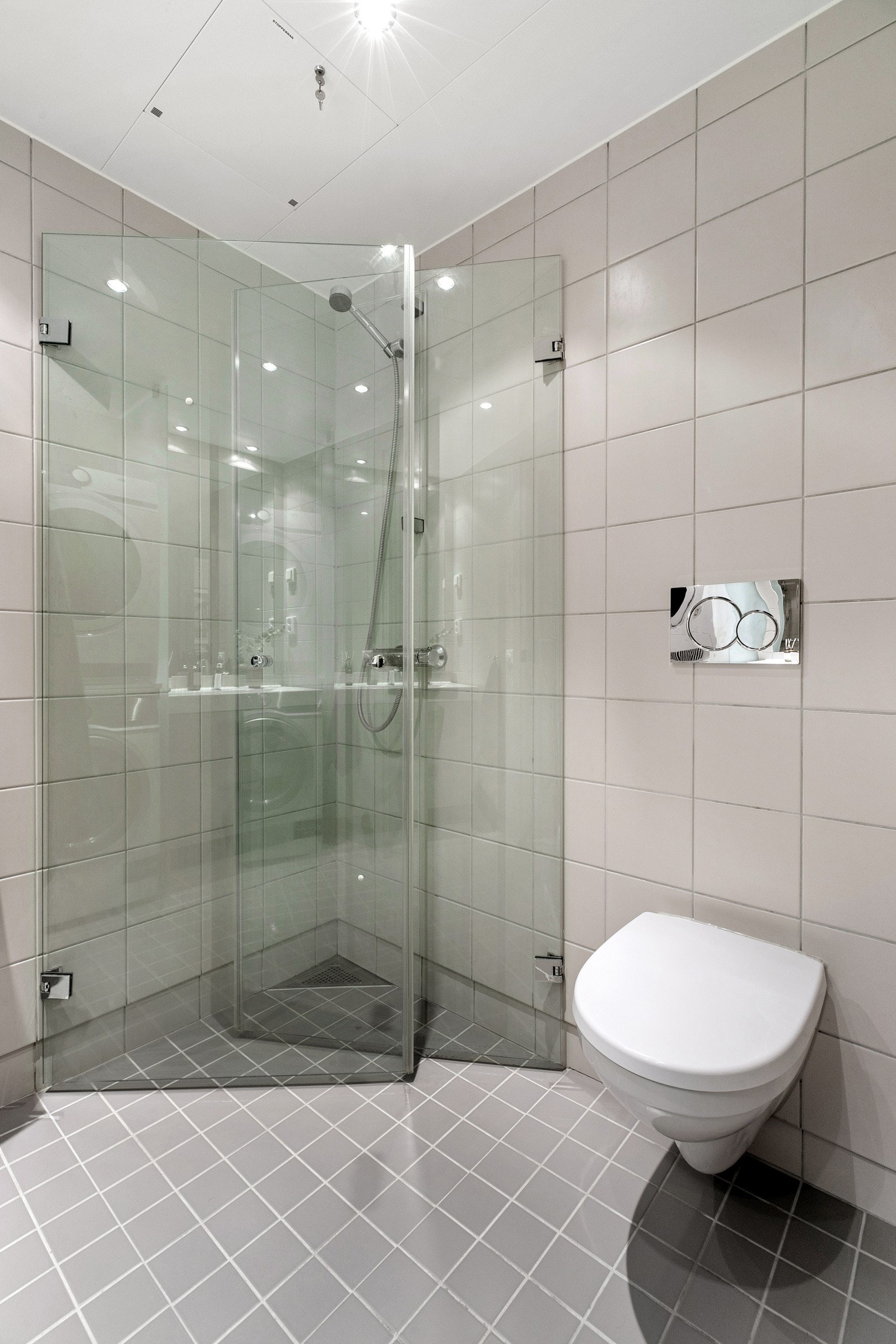 Veggmontert klosett. Dusjhjørne med innfellbare glassvegger. Galleribilde