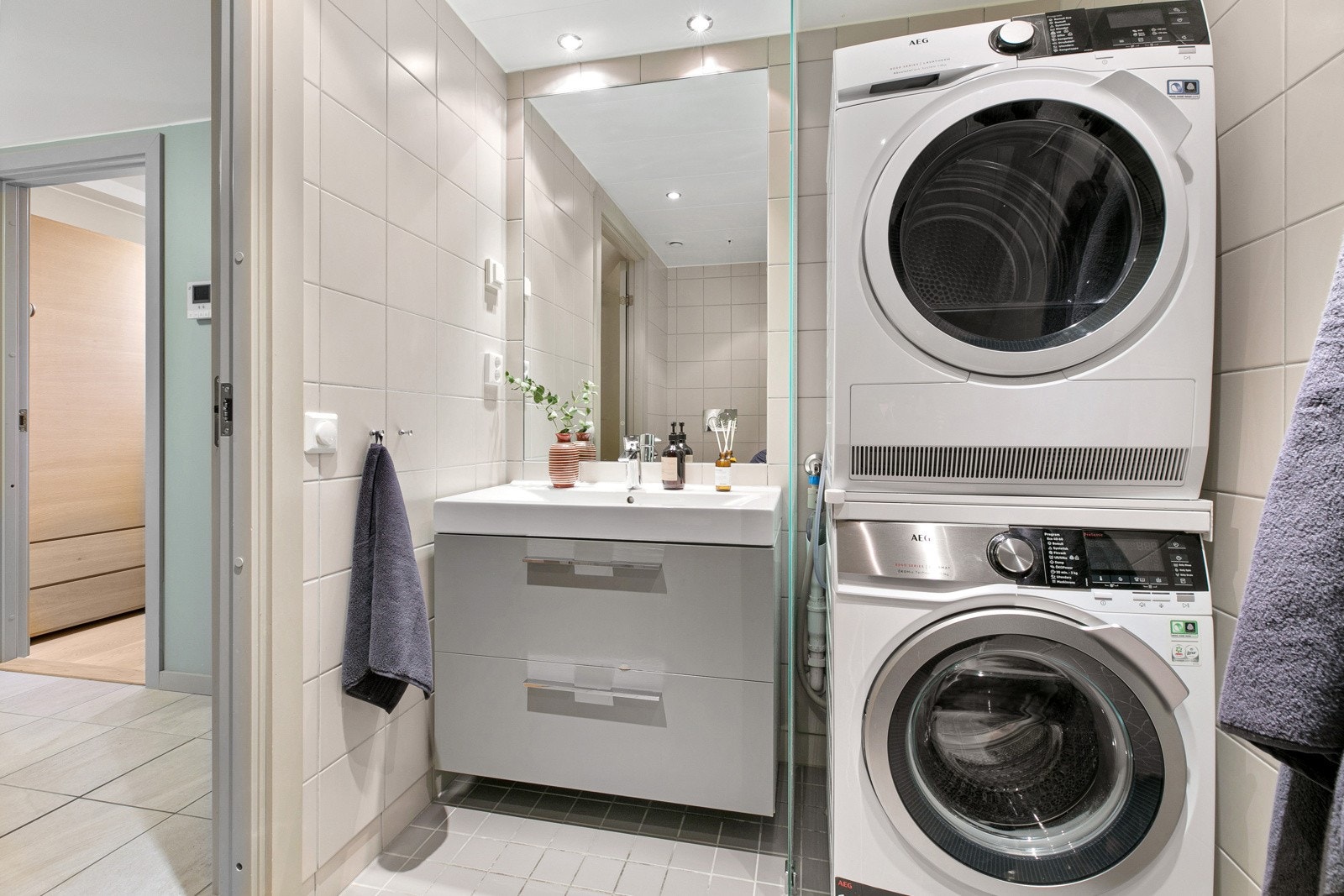 Servantskap med glatte fronter og heldekkende servant. Galleribilde