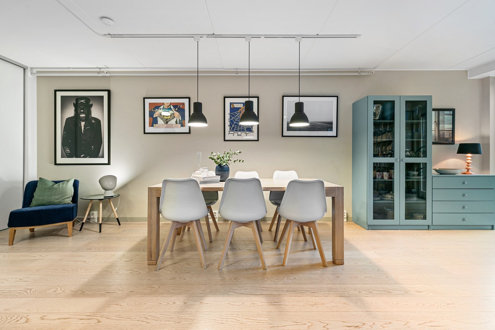 God plass til stort spisebord i tilknytting til kjøkken for de store sosiale sammenkomstene. Galleribilde