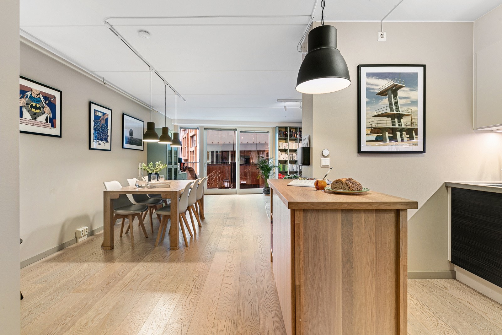 Felleskostnadene utgjør Kr. 3 973,- pr. Mnd. og inkl. bl.a. fibernett fra Altibox (1000/1000 Mbps), oppvarming og varmtvann (a-konto), kommunale avgifter, trappevask, felles byggforsikring, forretningførsel m.m. Galleribilde