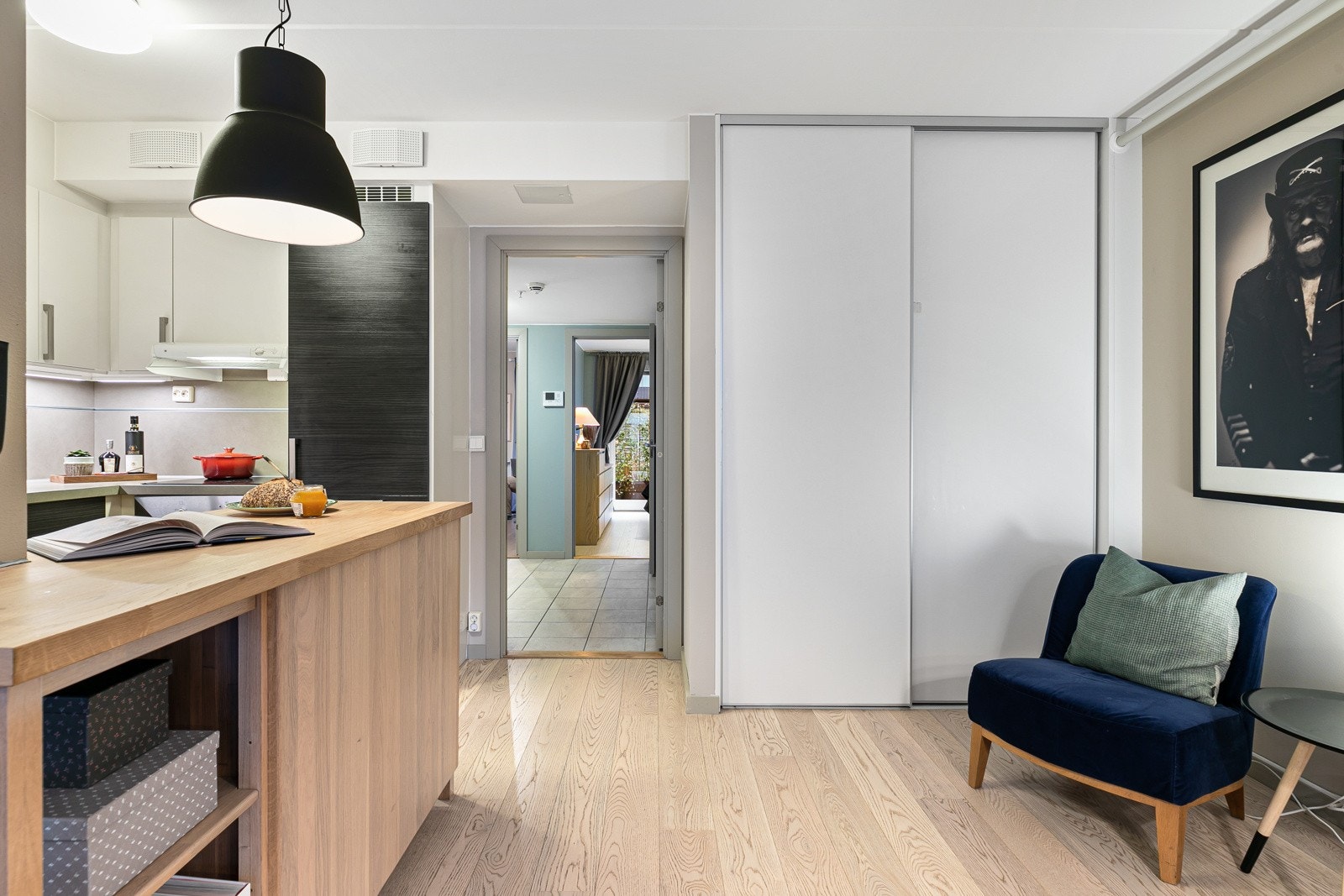 Ved kjøkken/spisestue er det et stort skyvedørsskap som har plass til et fryseskap og oppbevaring av tørrvarer, vaskeutstyr og kjøkkenmaskiner. Galleribilde