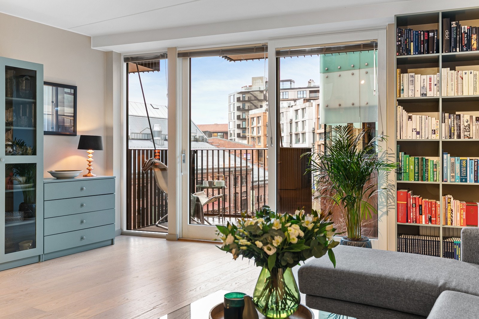 Boligen holder gjennomgående god standard og er holdt i tidsriktige farger med moderne løsninger. Galleribilde