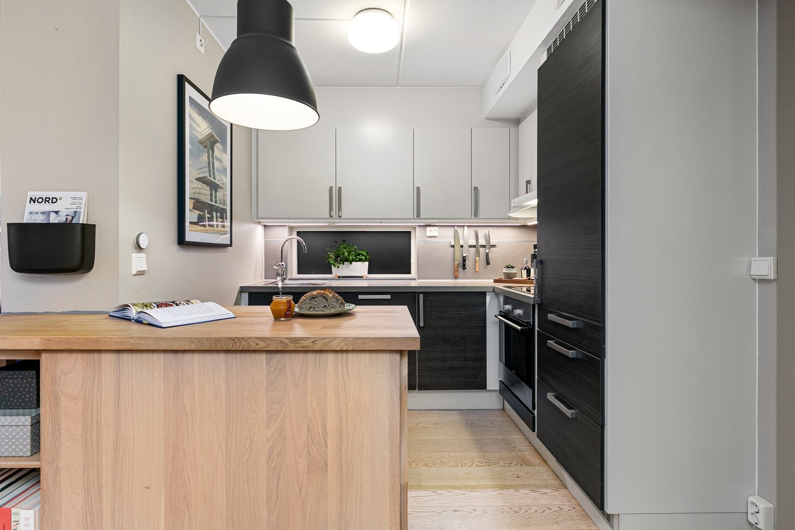 Integrert induksjonsplatetopp, stekeovn, oppvaskmaskin og kjøleskap. Komfyrvakt er montert. Vannslange montert i benkeskap under kum. Galleribilde