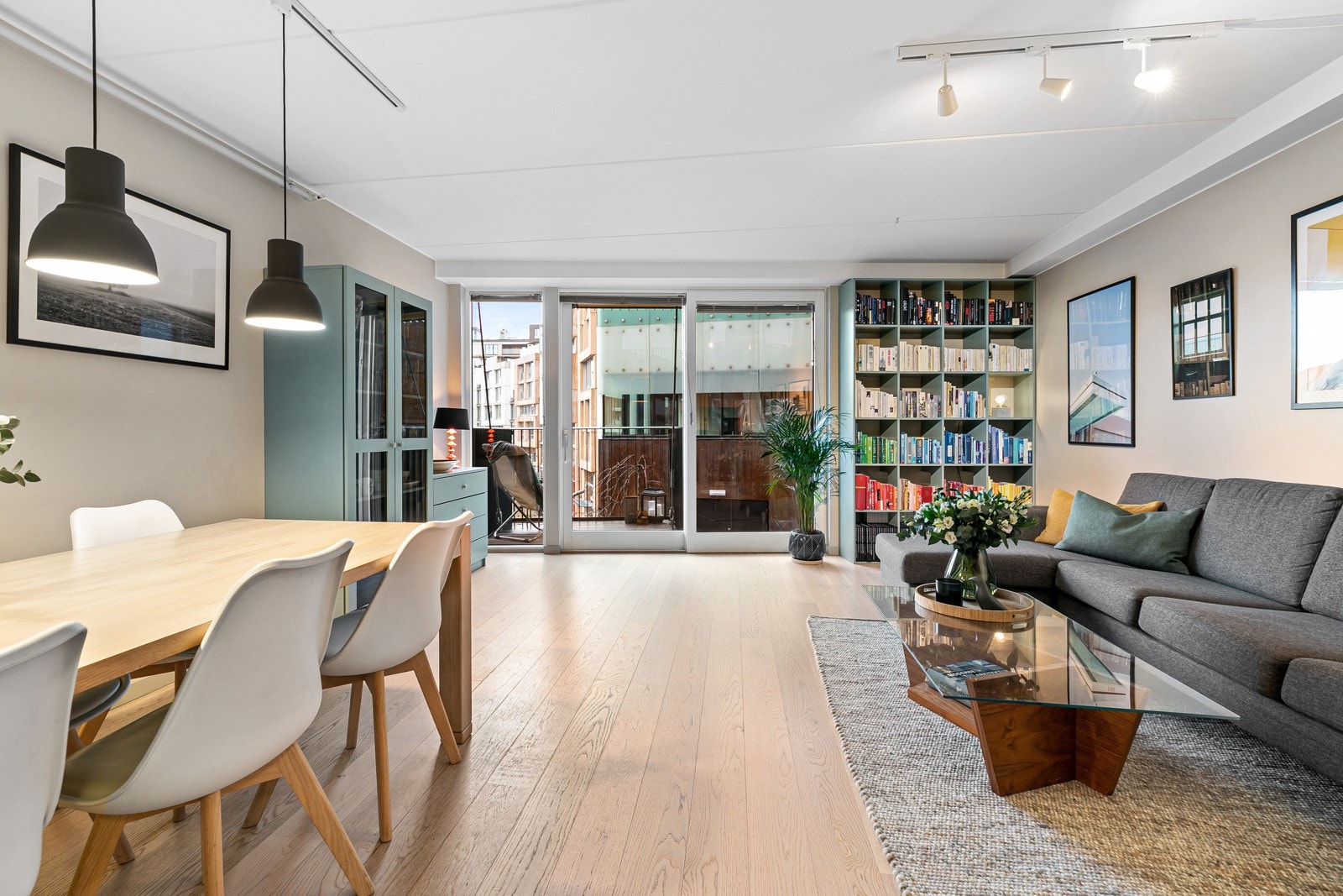 Tiltalende stue med gode møbleringsmuligheter og god plass til sofa med tilhørende møblement. Galleribilde