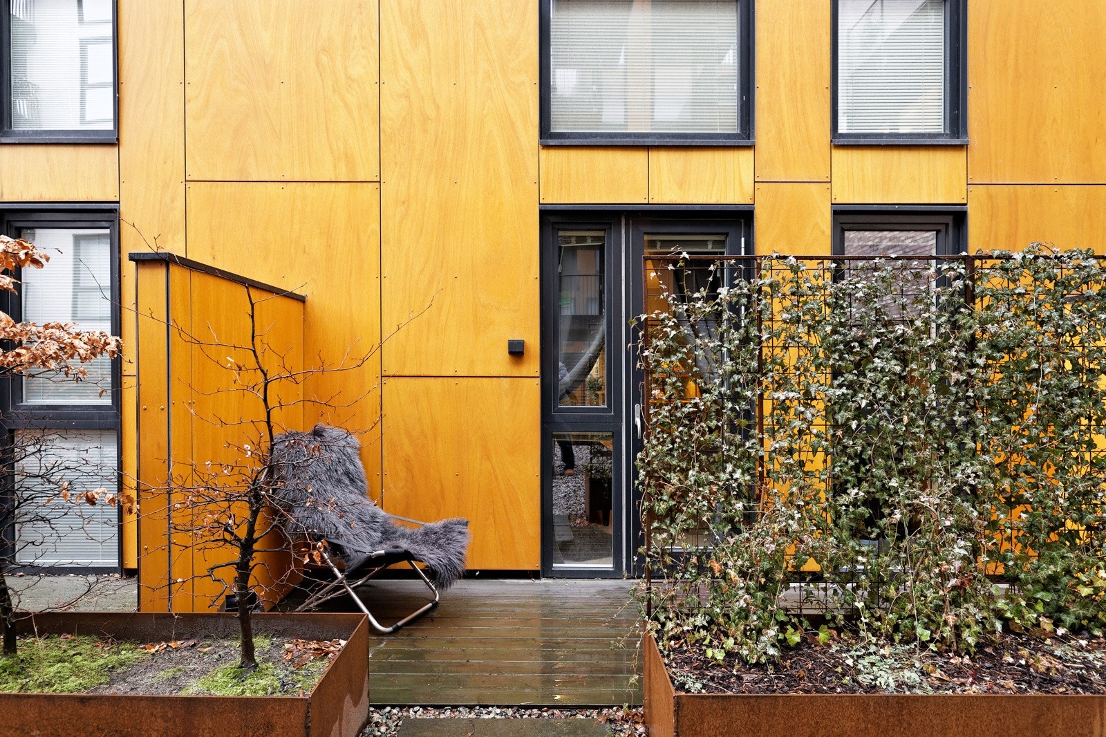 Terrassen brukes som frokostplass på sommerhalvåret, og er skjermet for innsyn av espalier med eføy. Galleribilde