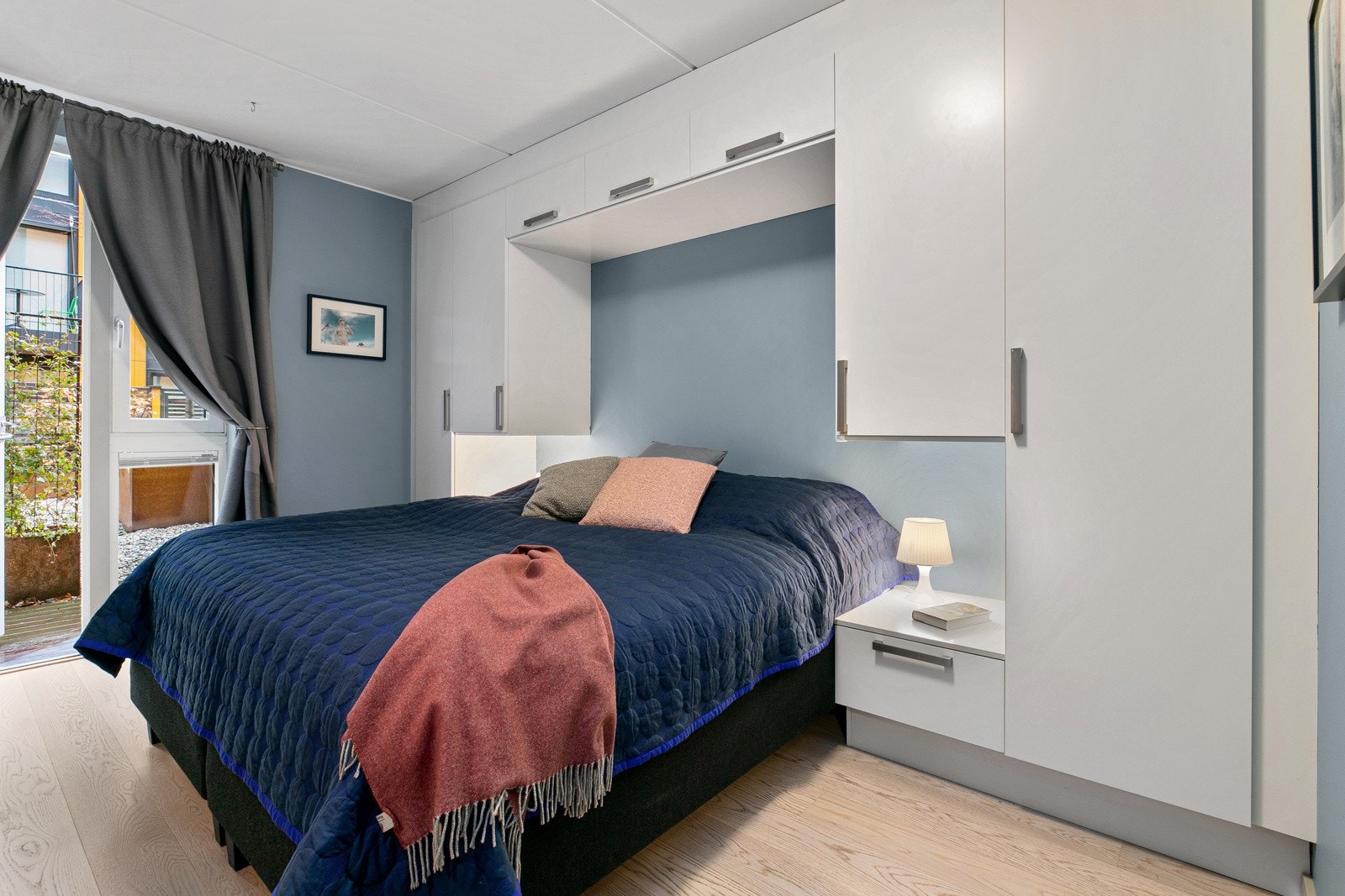 Romslig hovedsoverom malt i tidsriktig farge. Rommet har svært gode lagringsmuligheter i sin plassbygde skapløsning. Galleribilde