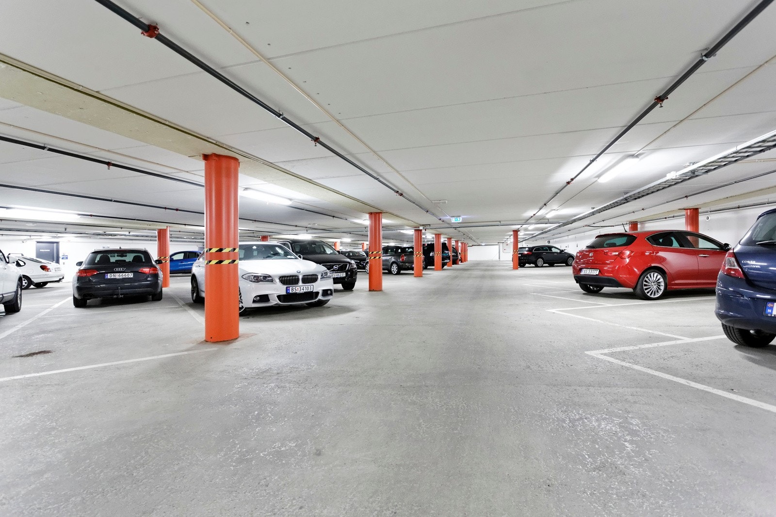 I parkeringskjelleren er det flere bildelingstjenester hvor man enkelt kan leie en rekke biltyper ved bruk av app. Galleribilde