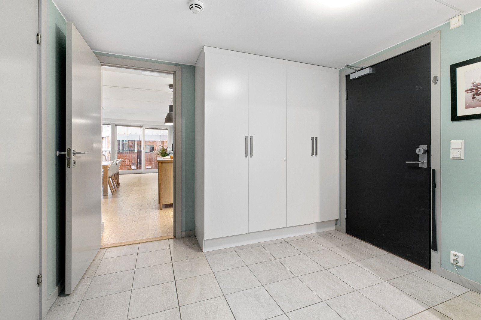 Her ønskes man velkommen inn i en romslig entré med stor garderobeløsning. Galleribilde