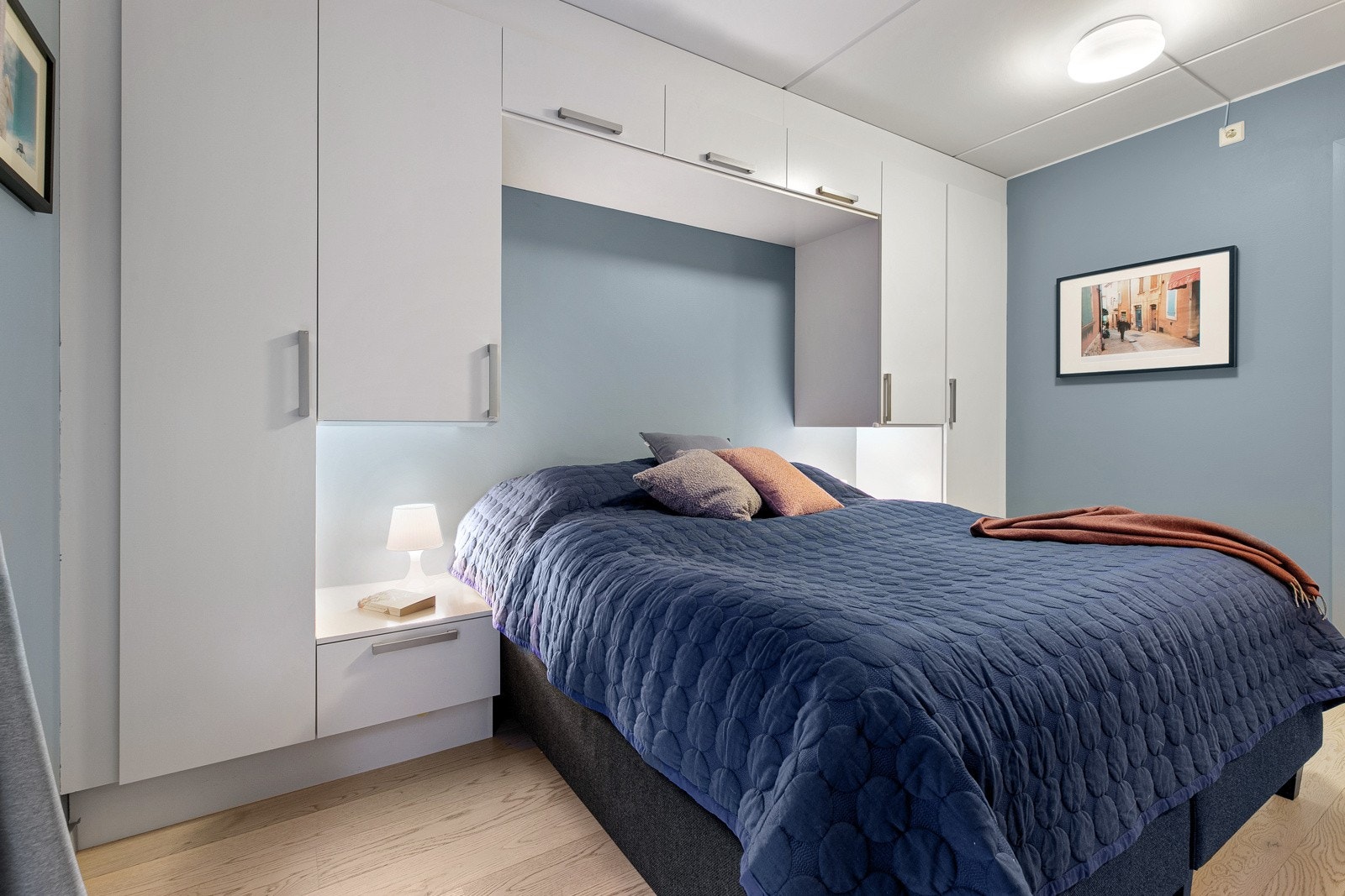 Den plassbygde løsningen er tilpasset seng på 180 cm. Galleribilde