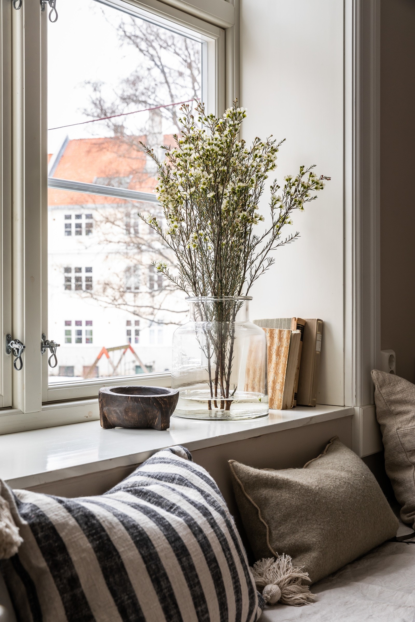 Gjennomgående god takhøyde & store vindusflater skaper en god romfølelse. Galleribilde