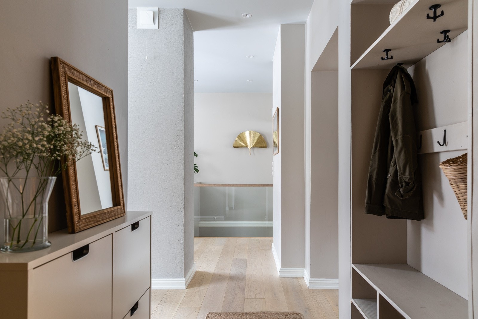 Entreen gir et godt førsteinntrykk av leiligheten som har en lys og åpen planløsning. Galleribilde