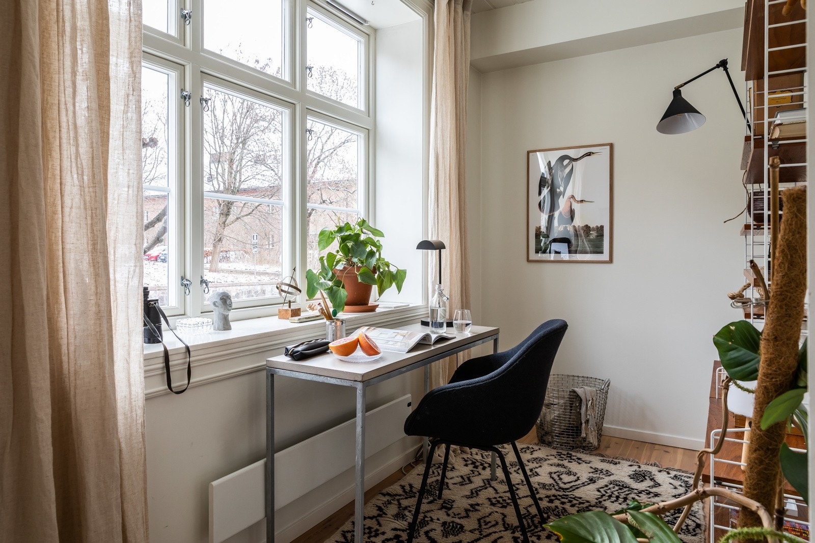 Soverom i tilknytning til stue blir i dag benyttet som bibliotek og kontor, men egner seg godt som soverom, gjesterom etc. Galleribilde