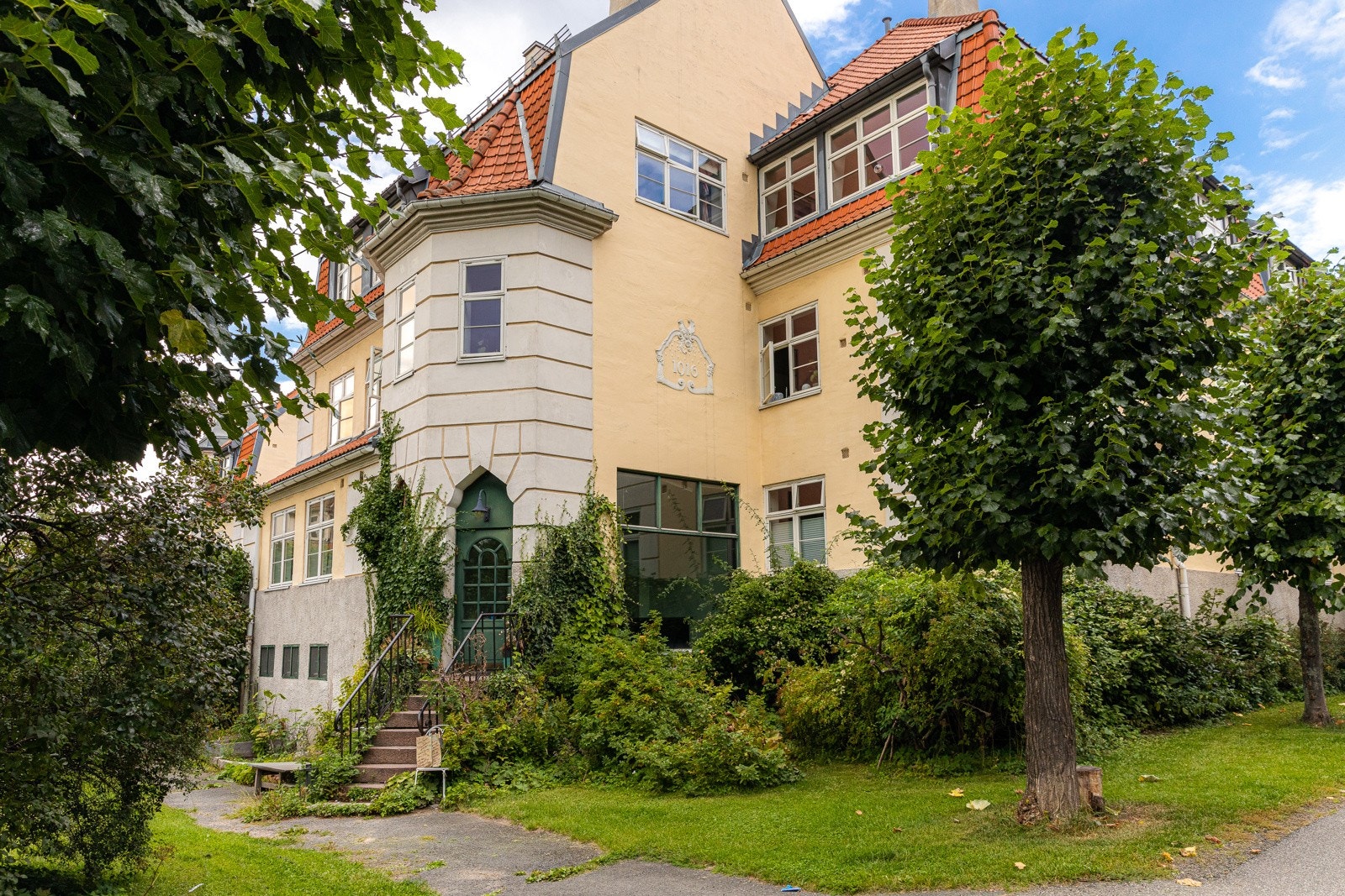 Her bor man sentralt i byen, men med husfølelsen omringet av flotte grøntarealer. Galleribilde