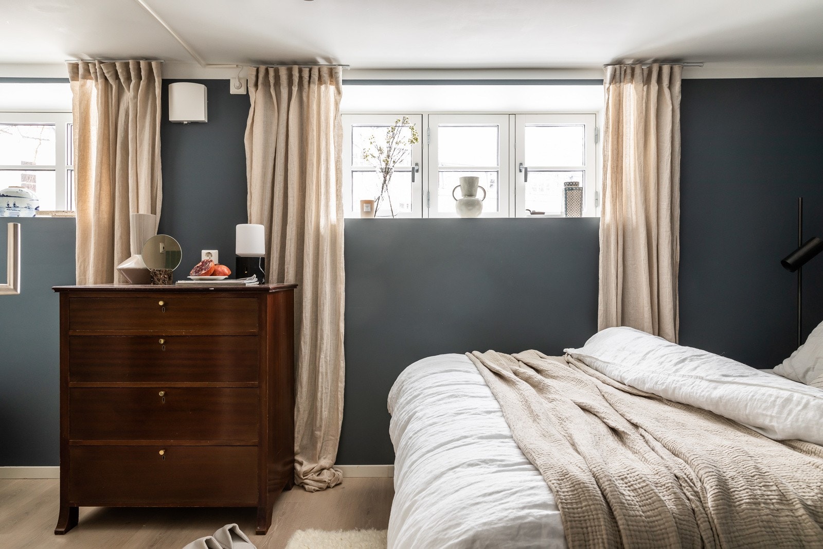 Det er totalt tre romslige soverom i underetasjen. Galleribilde