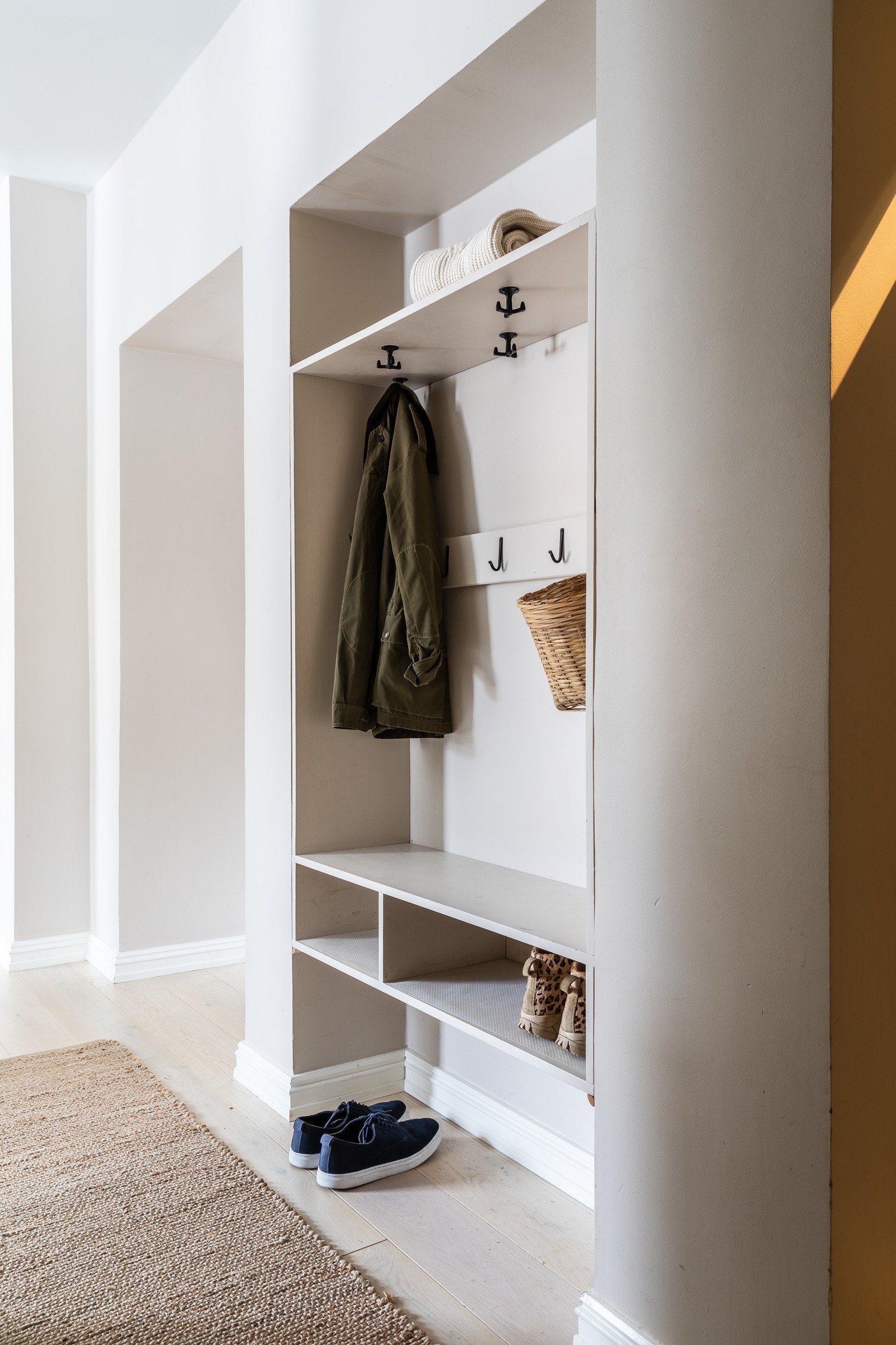 Plassbygd garderobeløsning med skohylle, topphylle og knagger. Det er også lagringskott som gir rikelig med plass til ytterklær og sko. Galleribilde