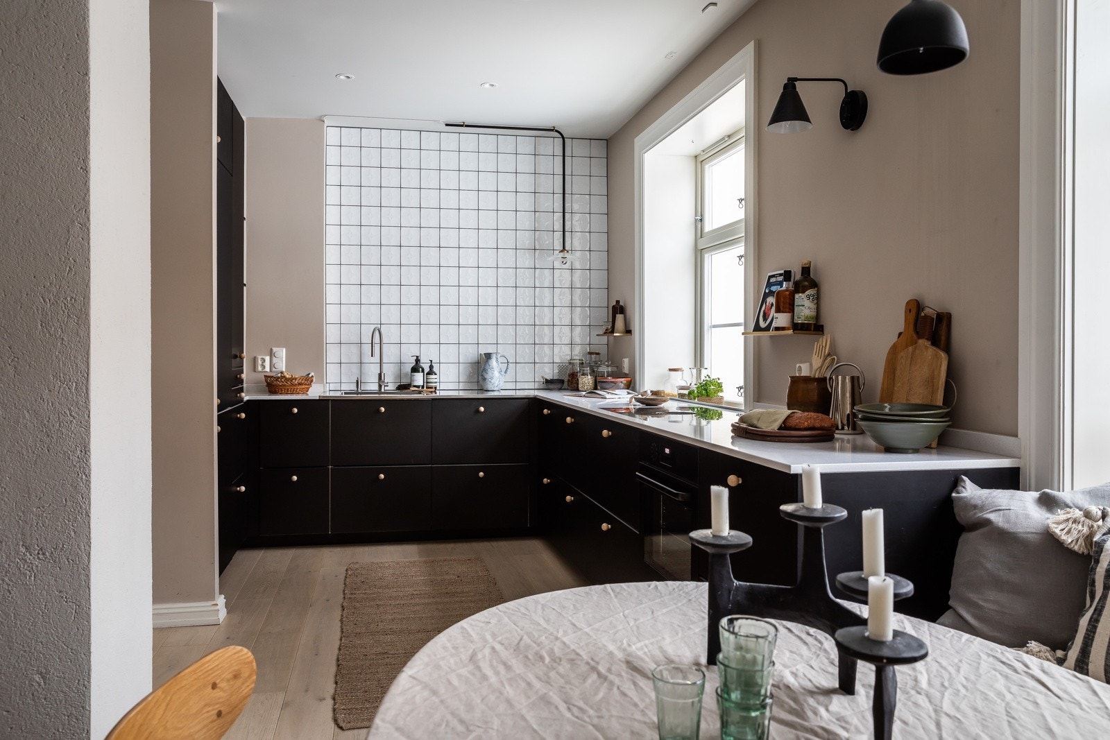 Leiligheten har et lekkert kjøkken med malte fronter og benkeplate i kompositt, pusset opp i 2019. Galleribilde