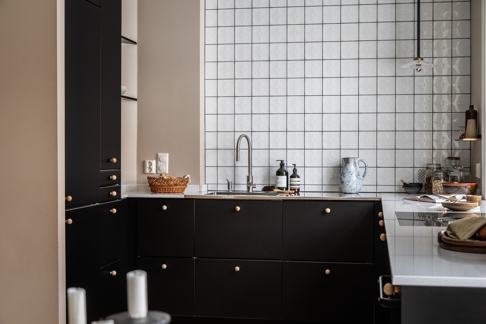 Eksklusive detaljer som koketopp med vifte fra BORA, skap knotter fra Pretty Pegs, spesialbestilt oppvaskkum og fliser fra Vives. Galleribilde