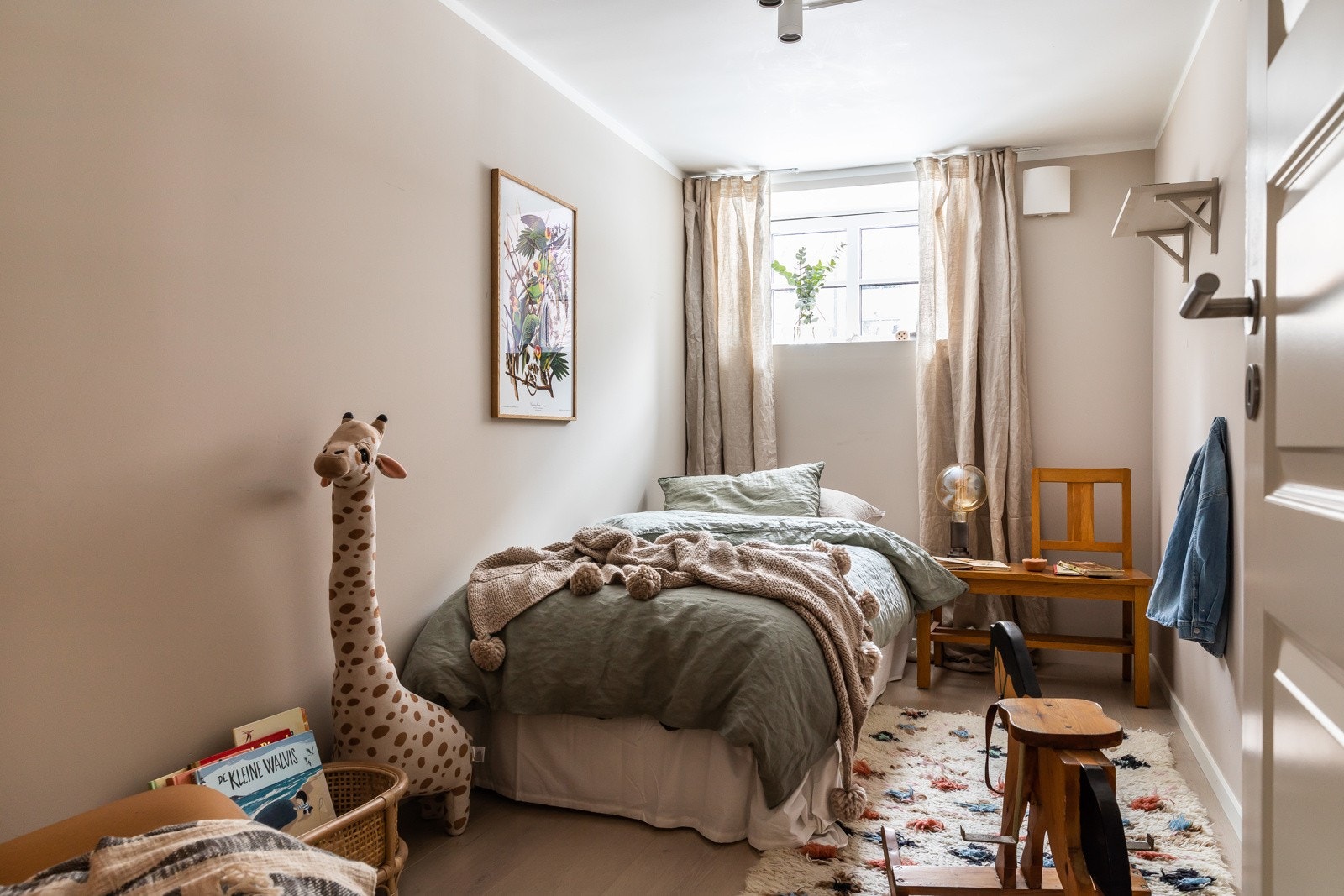 Det var opprinnelig to soverom i undetetasjen og i 2022 ble et av soverommene i kjeller delt. Galleribilde