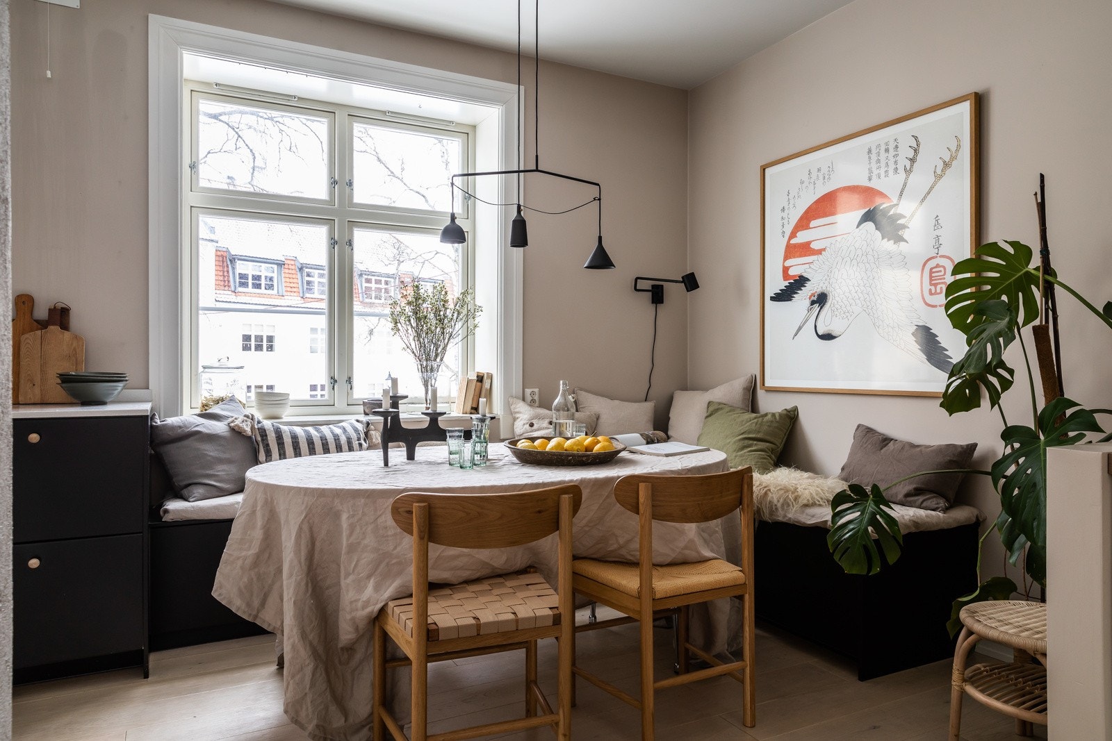 Opprinnelig vegg mot kjøkken ble revet for å etablere et romslig areal til spisebord. Galleribilde