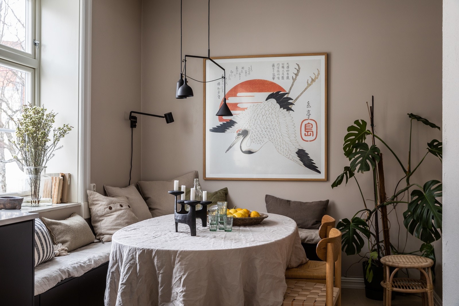 Stort spisebord gir god plass til hele familien. Galleribilde